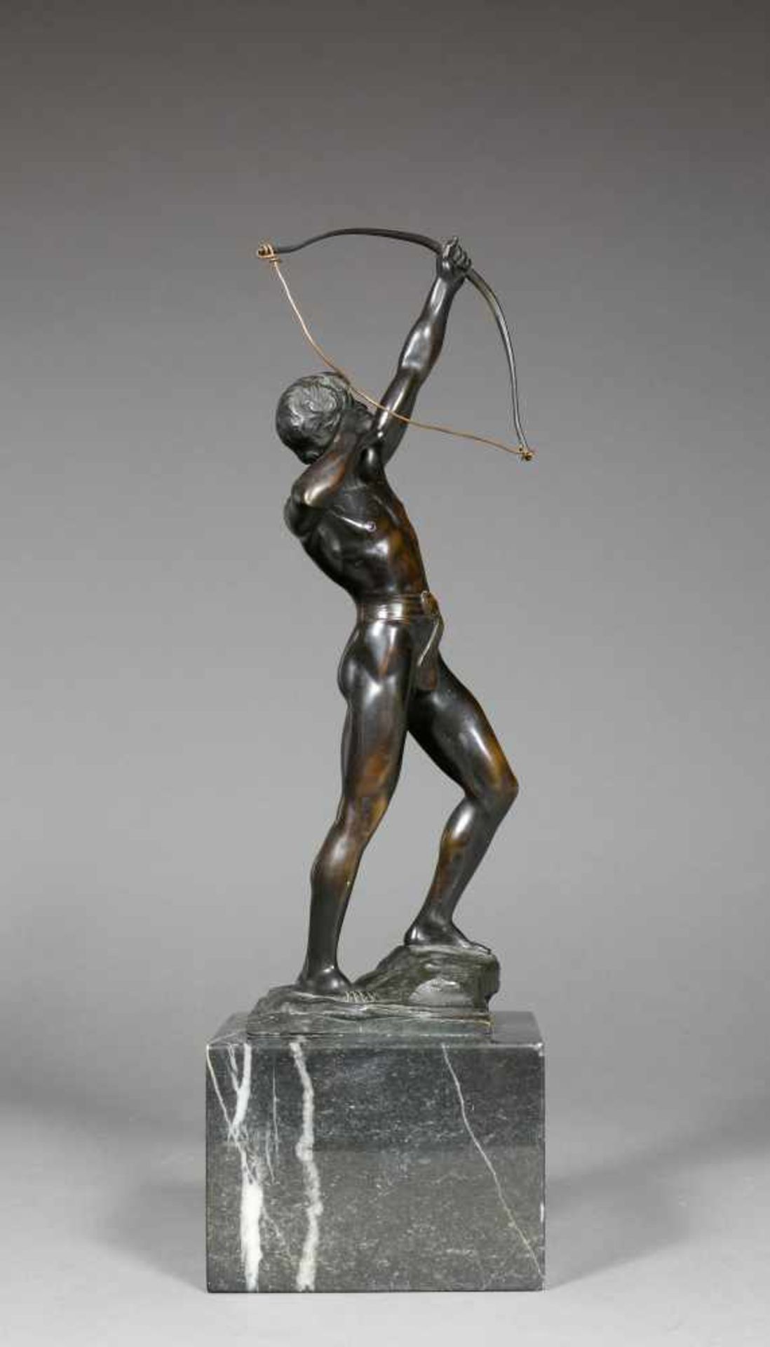 Schmotz-Metzner, Rudolf (Bildhauer des 19./20. Jh.)Bogenschütze. Bronzefigur mit Plinthe, dort