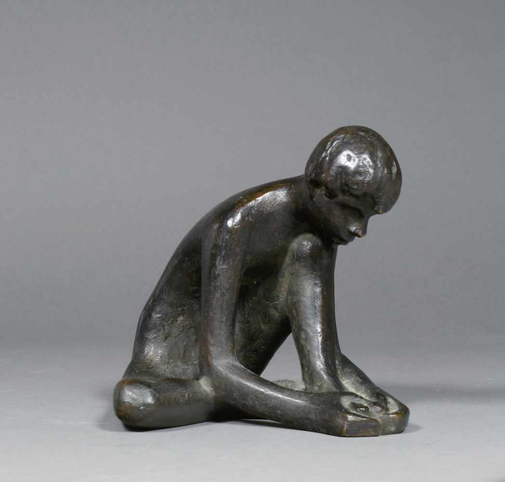 Hähnel, Helga (1918 Berlin - 2009 ebd.) zugeschr.Sitzender Jüngling. Bronzefigur. 13 x 16 x 12,5