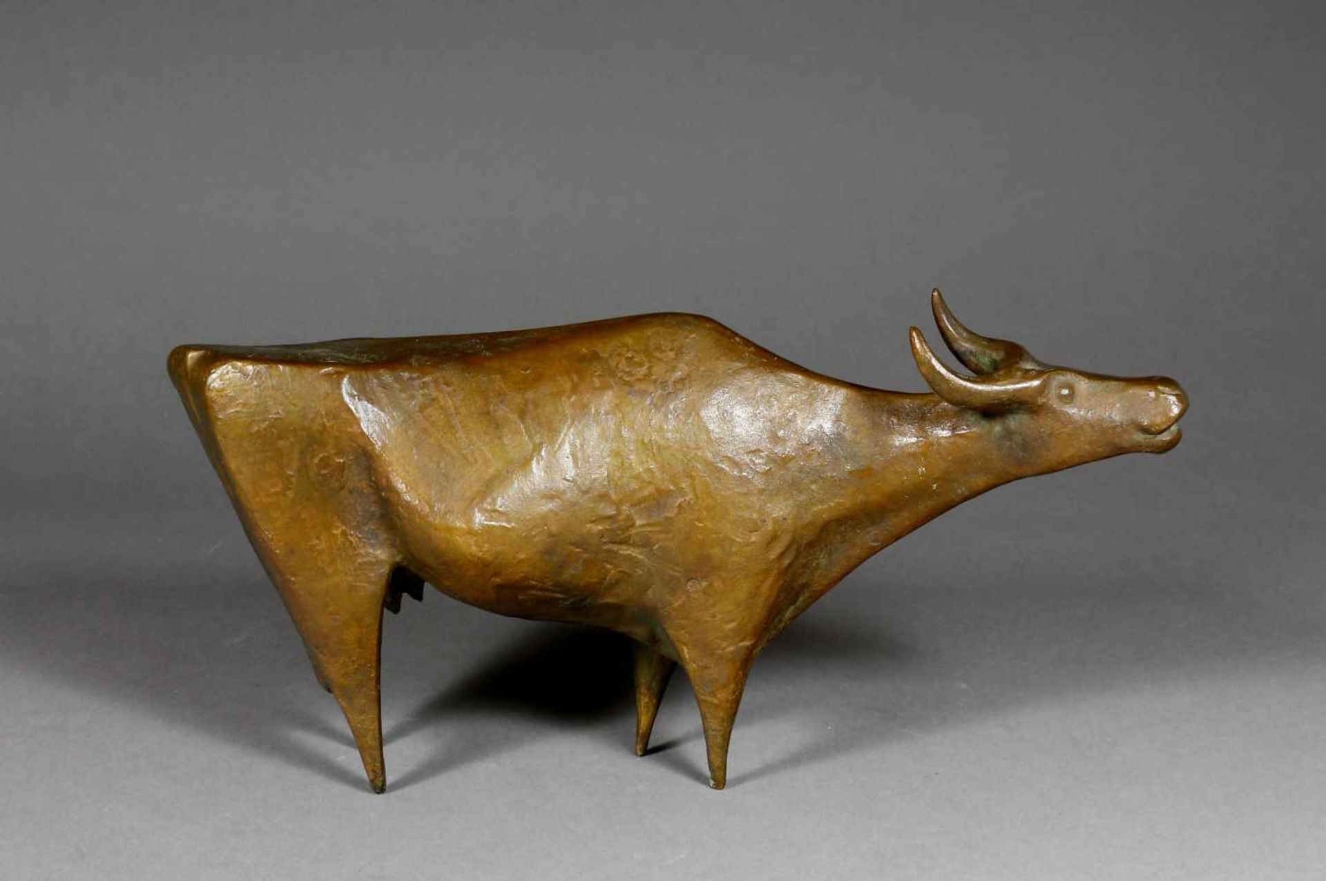 Haage, Annemarie (1917 Berlin)Stehende Kuh. Bronzefigur mit brauner Patina. 14,5 x 30 x 8 cm.