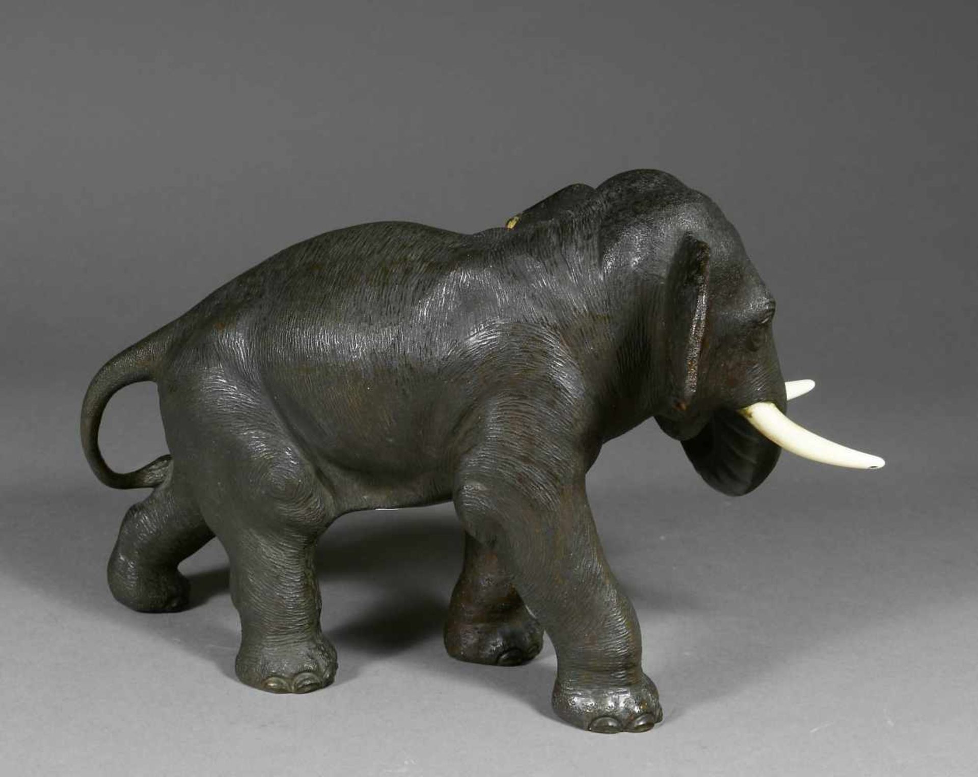 Japan, Bronze, Schreitender Elefant, Meijimit Elfenbein-Stoßzähnen. 17,5 x 27 x 9 cm. Am Bauch mit - Image 2 of 3