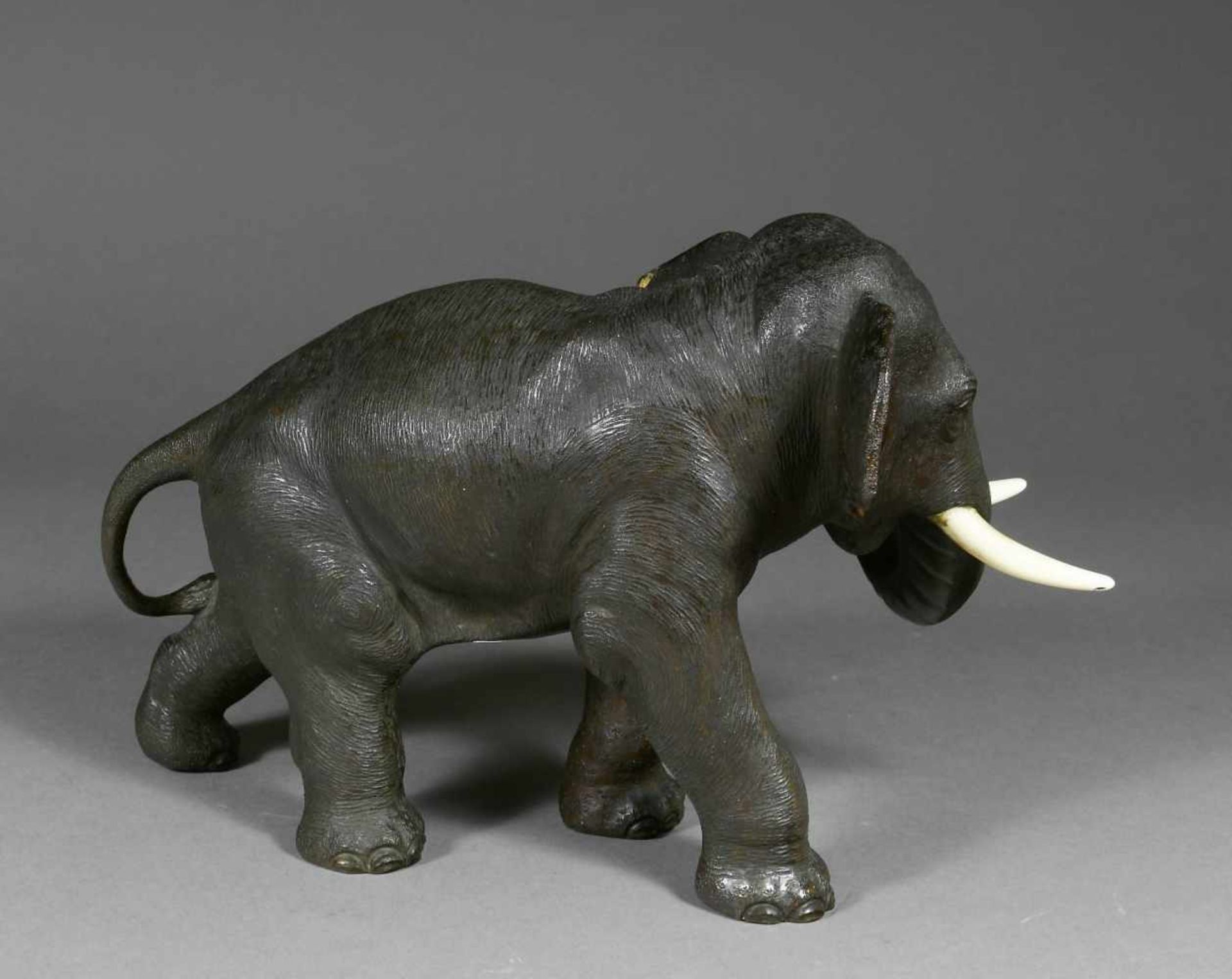 Japan, Bronze, Schreitender Elefant, Meijimit Elfenbein-Stoßzähnen. 17,5 x 27 x 9 cm. Am Bauch mit - Bild 2 aus 3