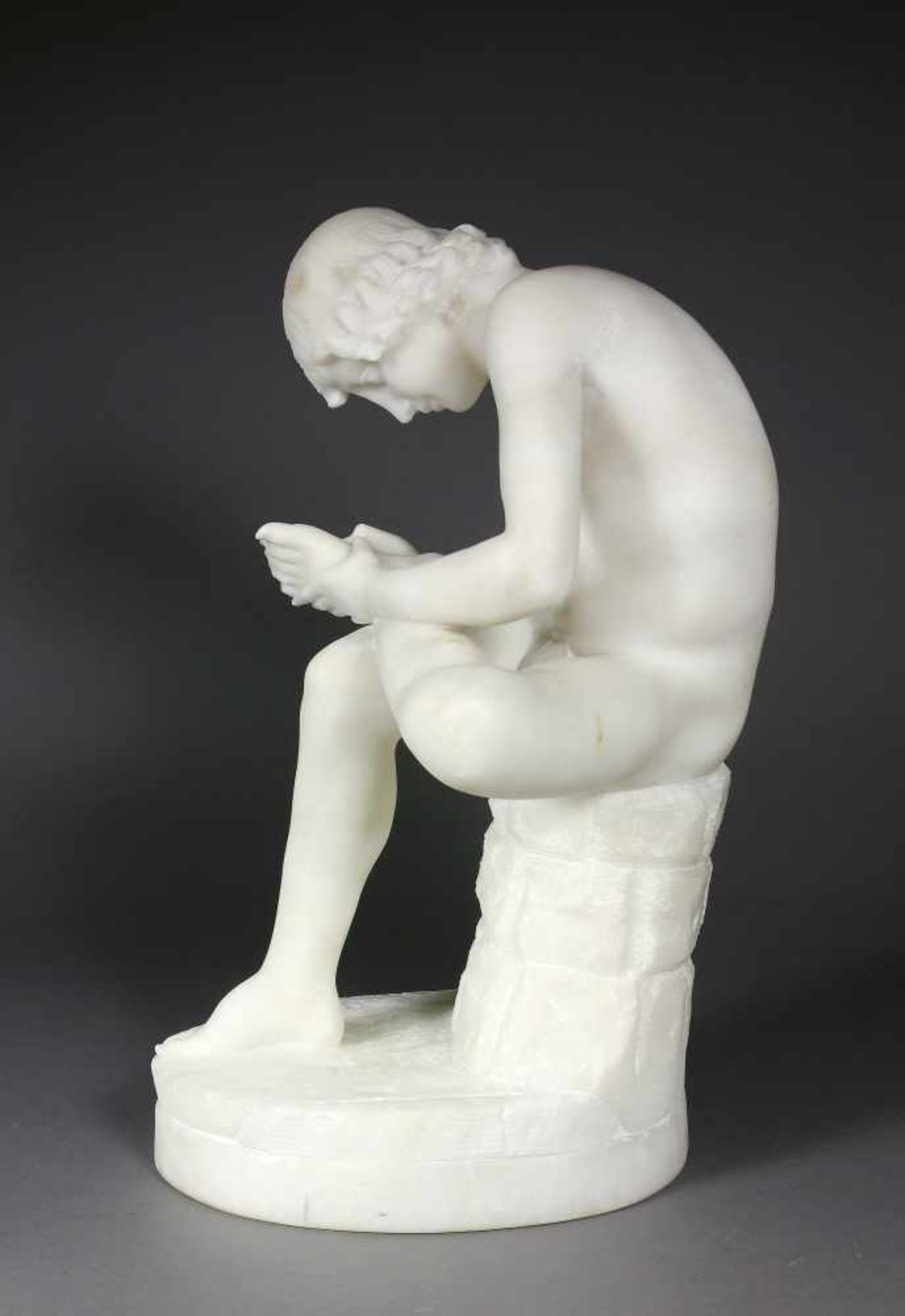 Figur, Marmor, Dornauszieherauch bekannt als Spinario. Sitzender Junge, der sich einen Dorn aus - Image 3 of 3