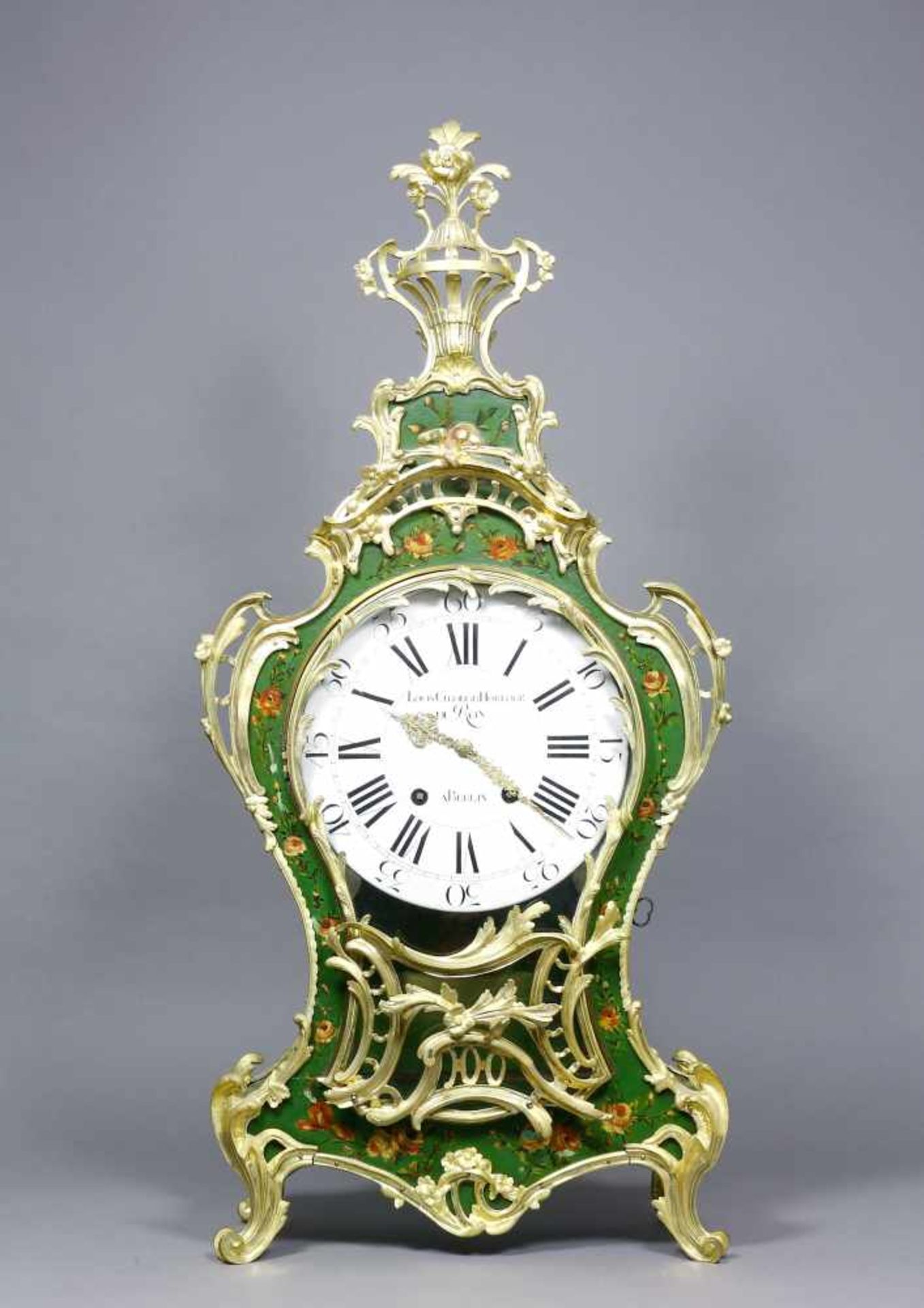 Uhr, Pendule mit Konsole im Louis XV - Stil, Louis George, Berlin, um 1780Geschwungenes Holzgehäuse,