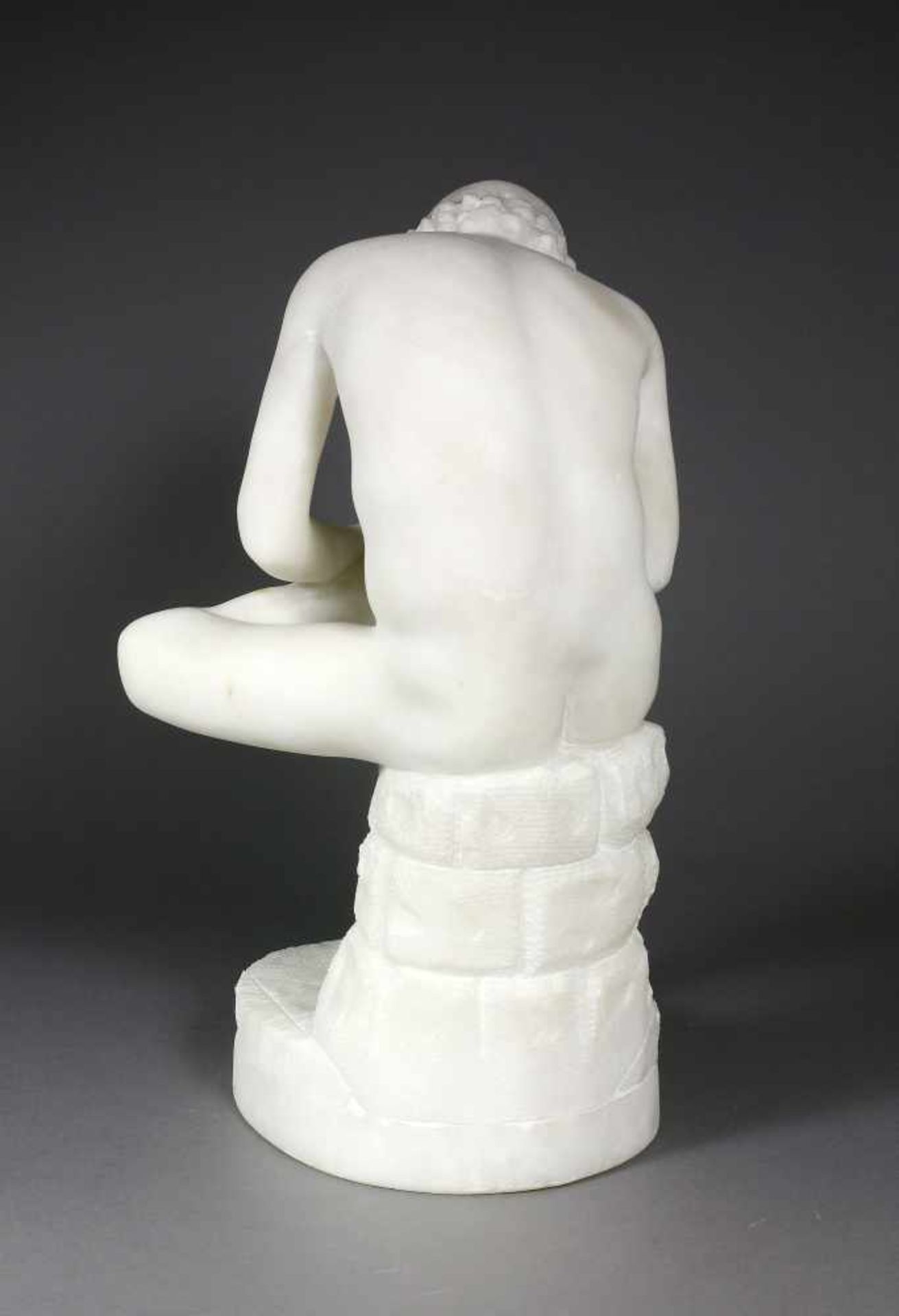 Figur, Marmor, Dornauszieherauch bekannt als Spinario. Sitzender Junge, der sich einen Dorn aus - Image 2 of 3