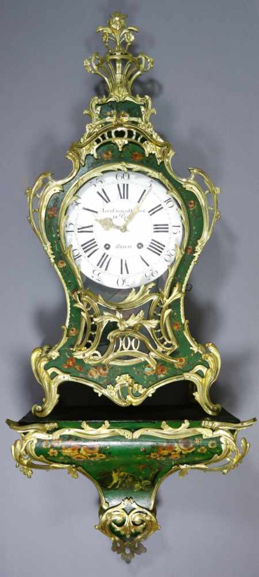 Uhr, Pendule mit Konsole im Louis XV - Stil, Louis George, Berlin, um 1780Geschwungenes Holzgehäuse, - Bild 2 aus 6