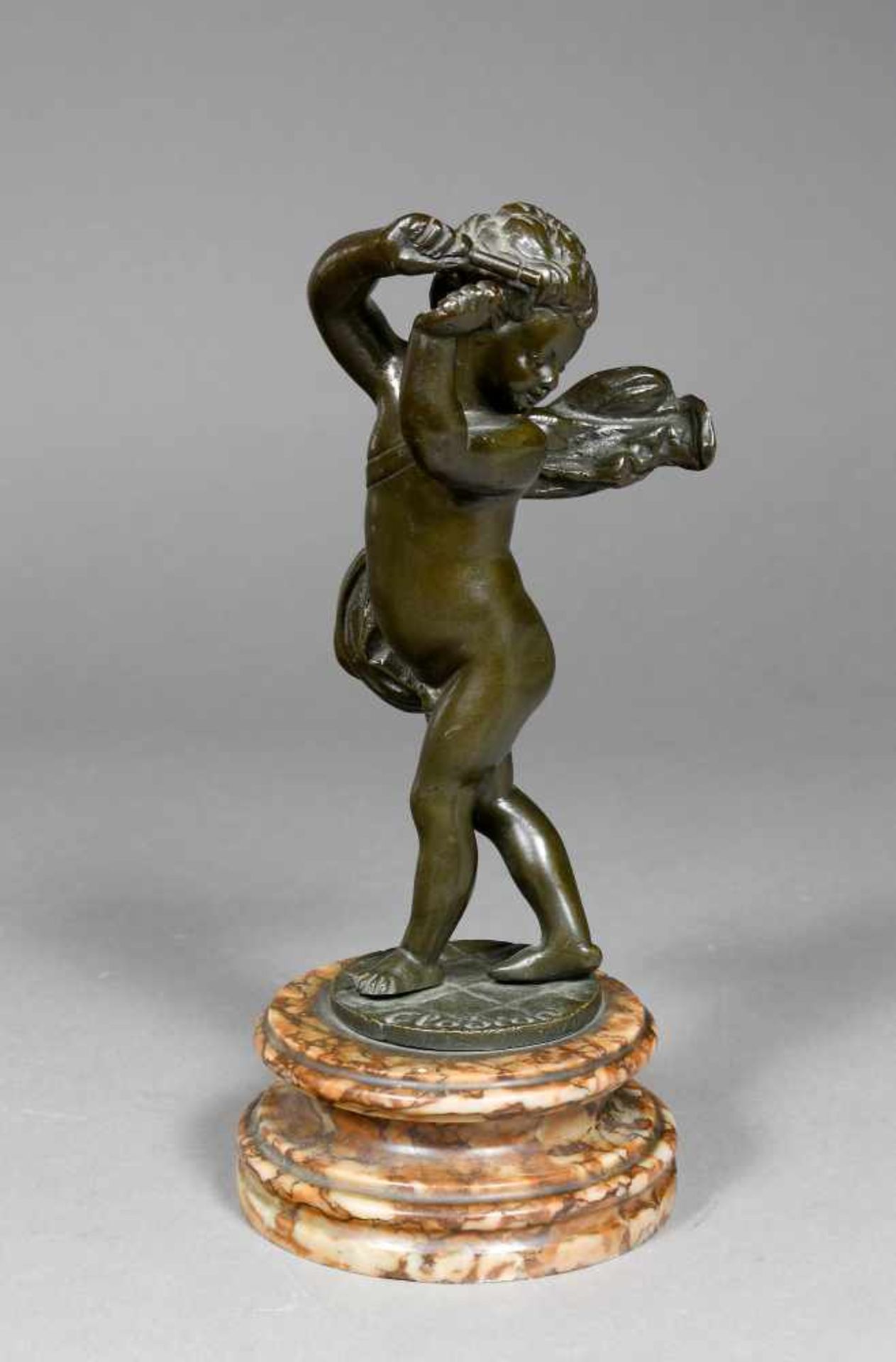 Clodion (d. i. Claude Michel, 1738 Nancy - 1814 Paris)Putto mit Stab und wehendem Schal. Bronzefigur