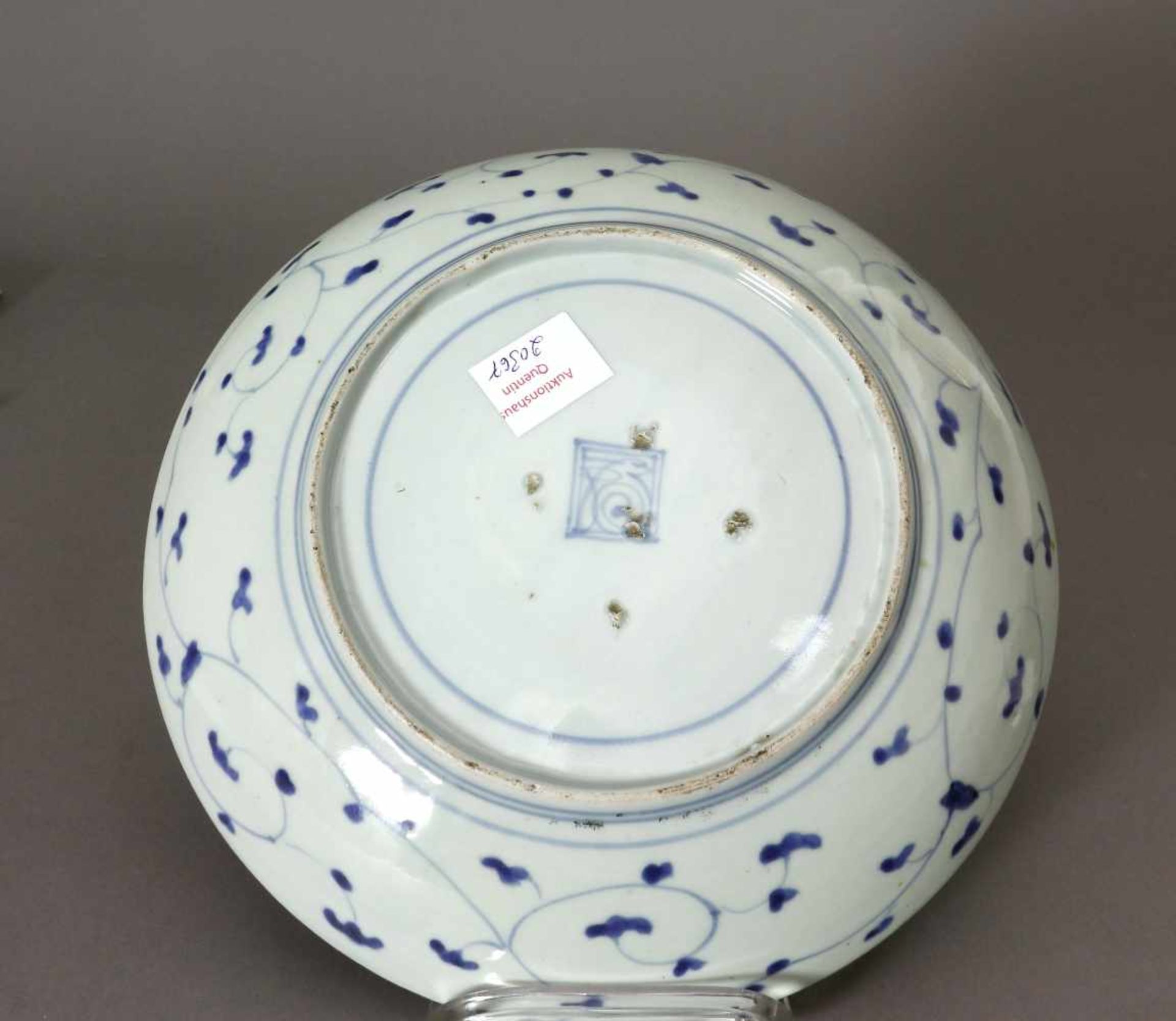 Japan, Schale, Porzellan, Arita, 19. Jh.Rund. Tief gemuldet. Blau/Weiß - Malerei, innen und außen. - Image 3 of 3