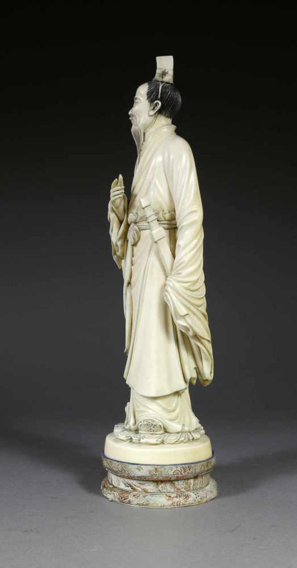 China, Figur, Elfenbein, Qing DynastieWürdenträger, mit angewinkeltem Arm und Schwert. Elfenbein, - Image 3 of 3