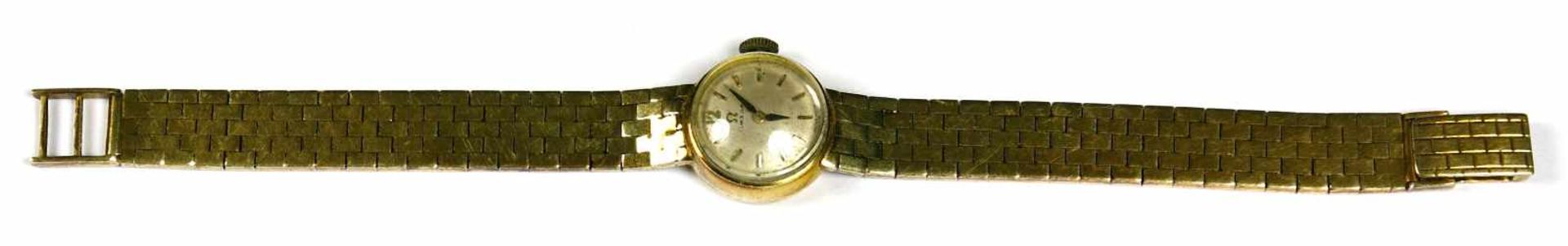 Uhr, Damenarmbanduhr, 585er GG., OmegaGehäuse mit Panzeransatzband. Gehend. Bruttogewicht 31,4 g.