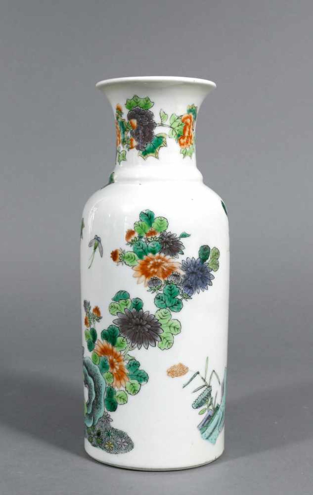 China, Vase, QingZylinderform mit kurzem, eingezogenem Hals, leicht geweitete Öffnung. Wandung, bunt