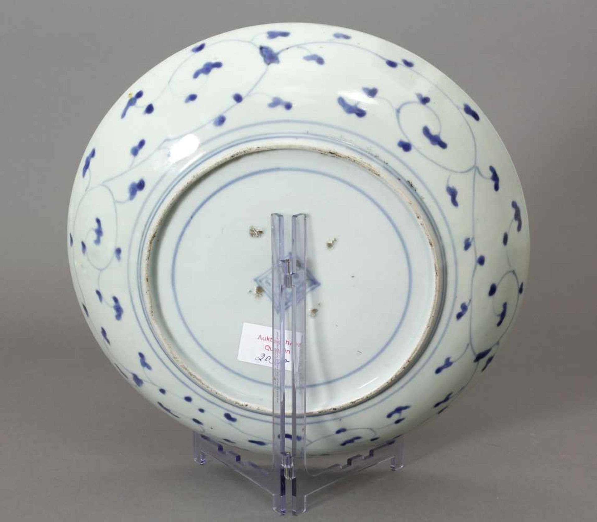 Japan, Schale, Porzellan, Arita, 19. Jh.Rund. Tief gemuldet. Blau/Weiß - Malerei, innen und außen. - Image 2 of 3