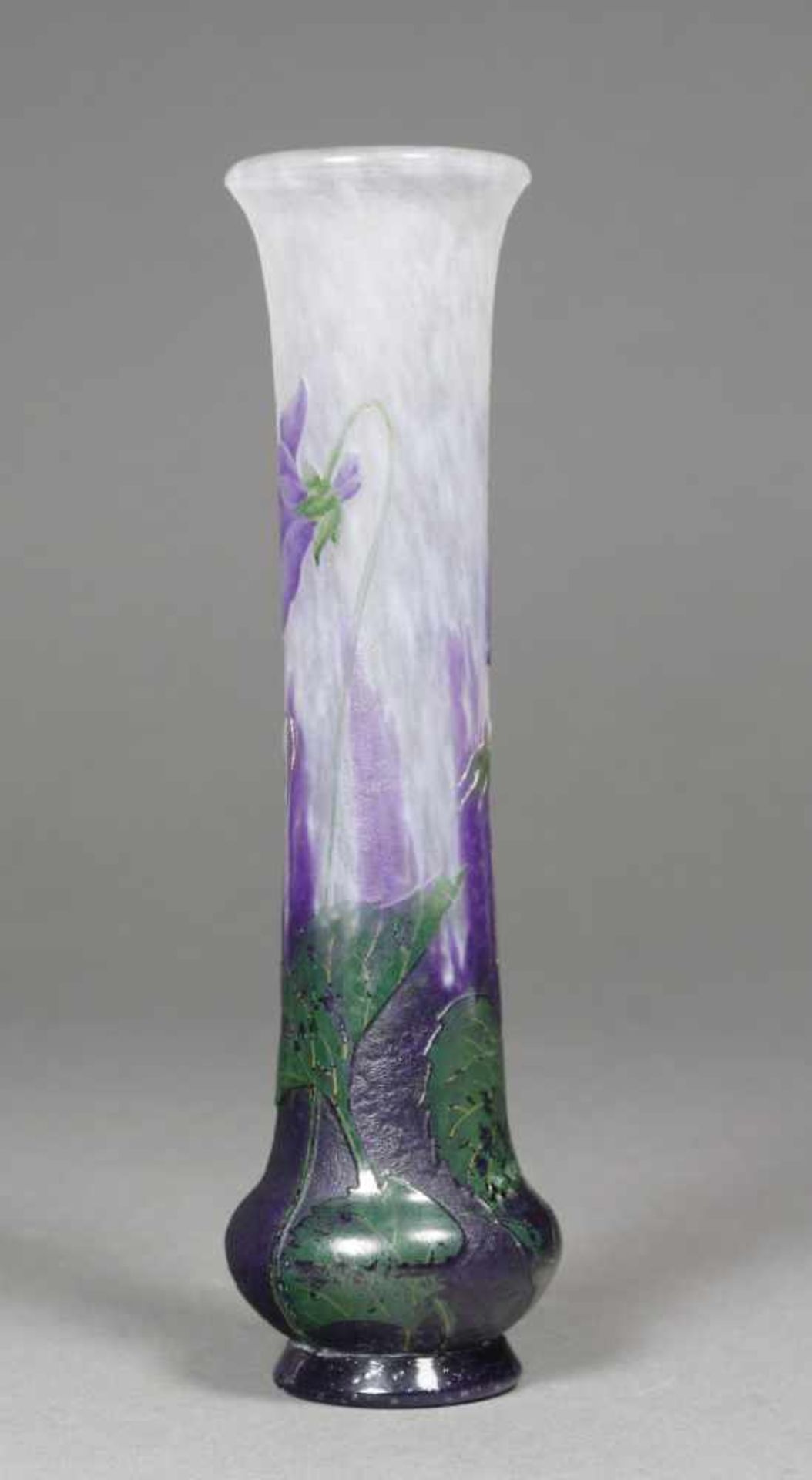 Vase, Daum Frères, Nancy, Frankreich, 1893 - 95Milchweißes fleckiges Glas, Violett, Grün und Blau - Bild 2 aus 3