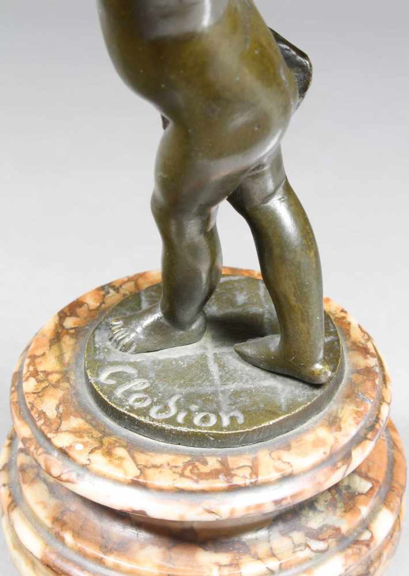 Clodion (d. i. Claude Michel, 1738 Nancy - 1814 Paris)Putto mit Stab und wehendem Schal. Bronzefigur - Image 4 of 4
