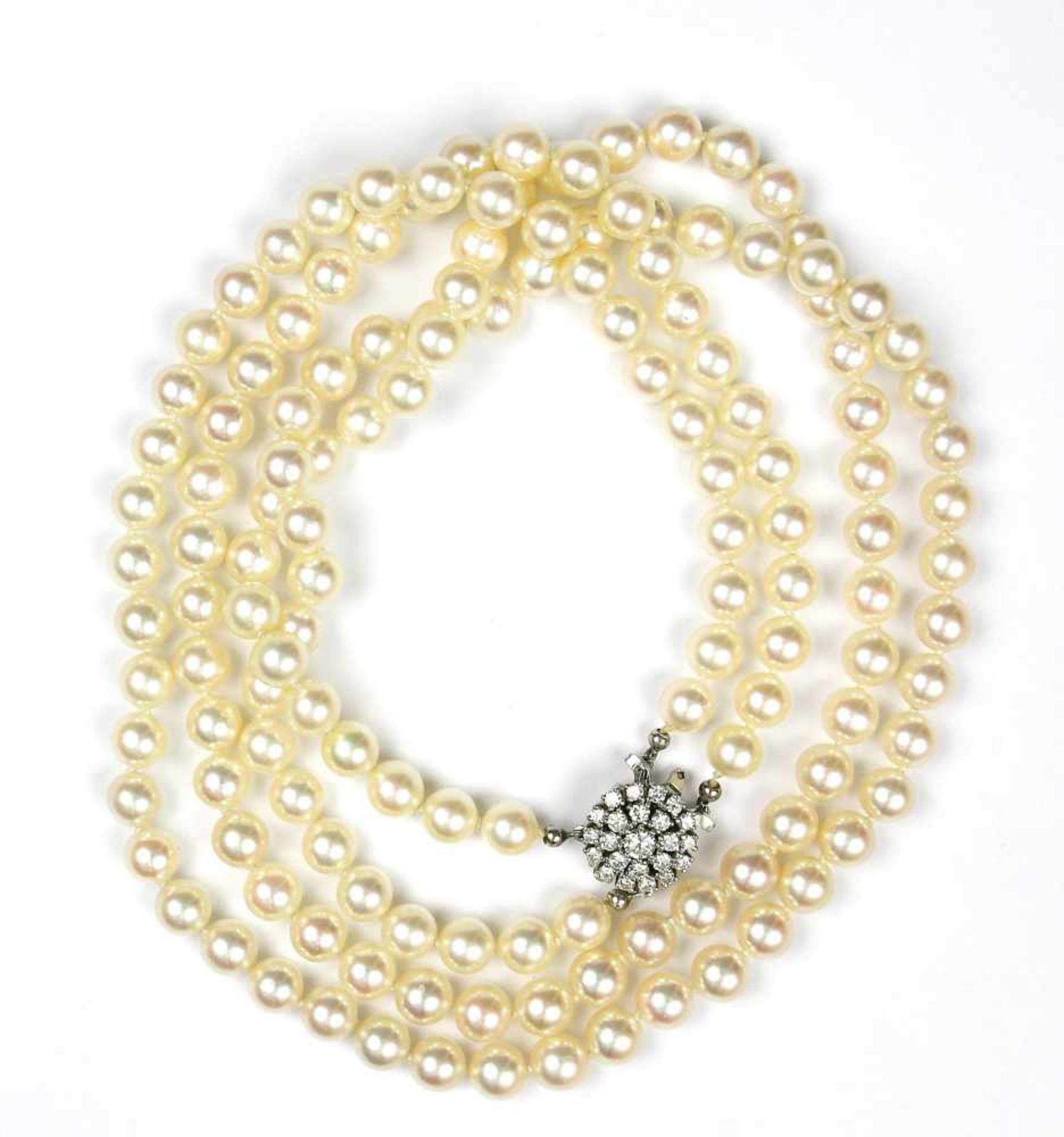 Perlenkette, mit 750er WG/BrillantverschlussCa. 153 Perlen von ca. 7,11 mm, zweireihig aufgezogen.