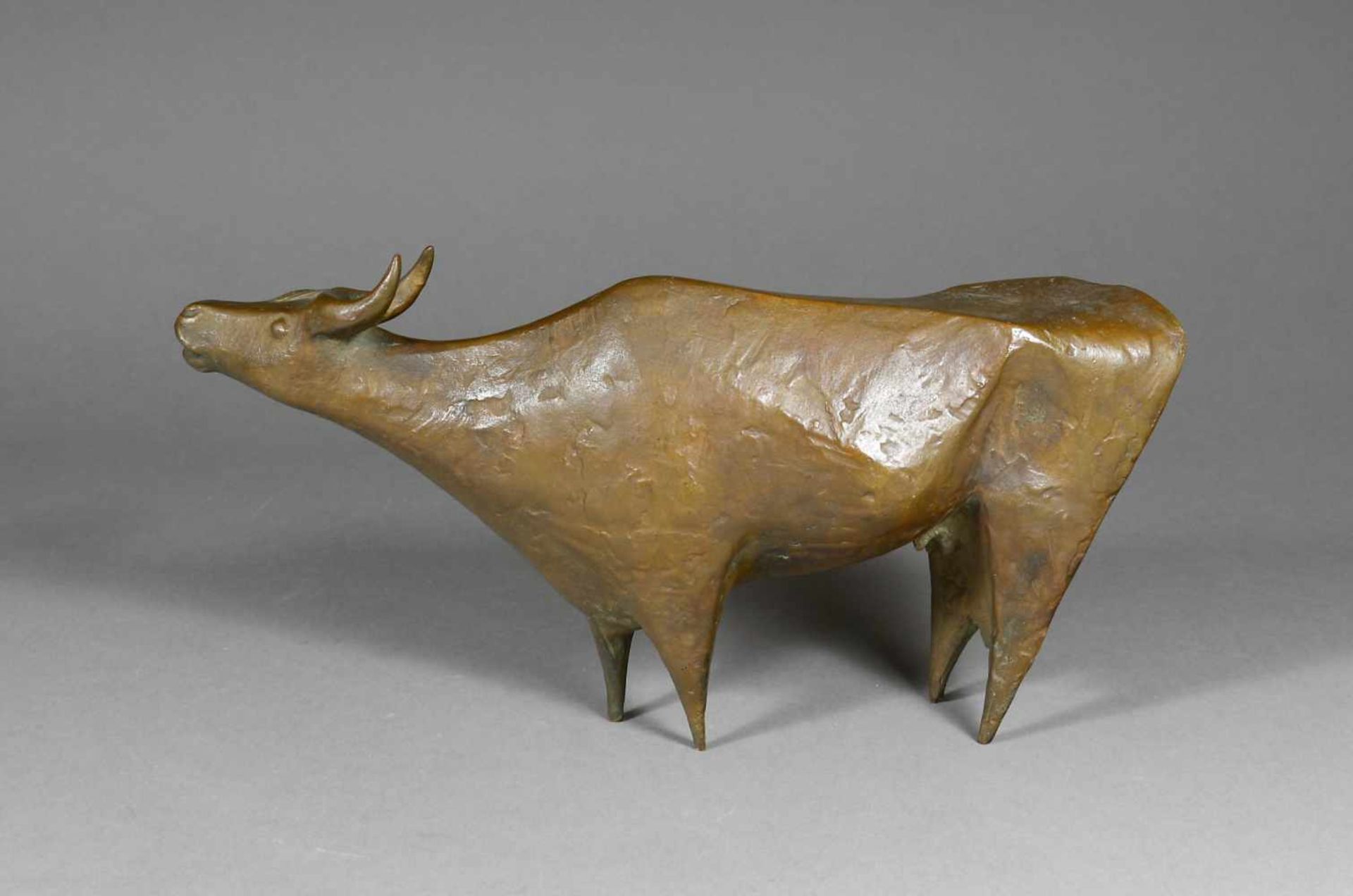 Haage, Annemarie (1917 Berlin)Stehende Kuh. Bronzefigur mit brauner Patina. 14,5 x 30 x 8 cm. - Image 2 of 3