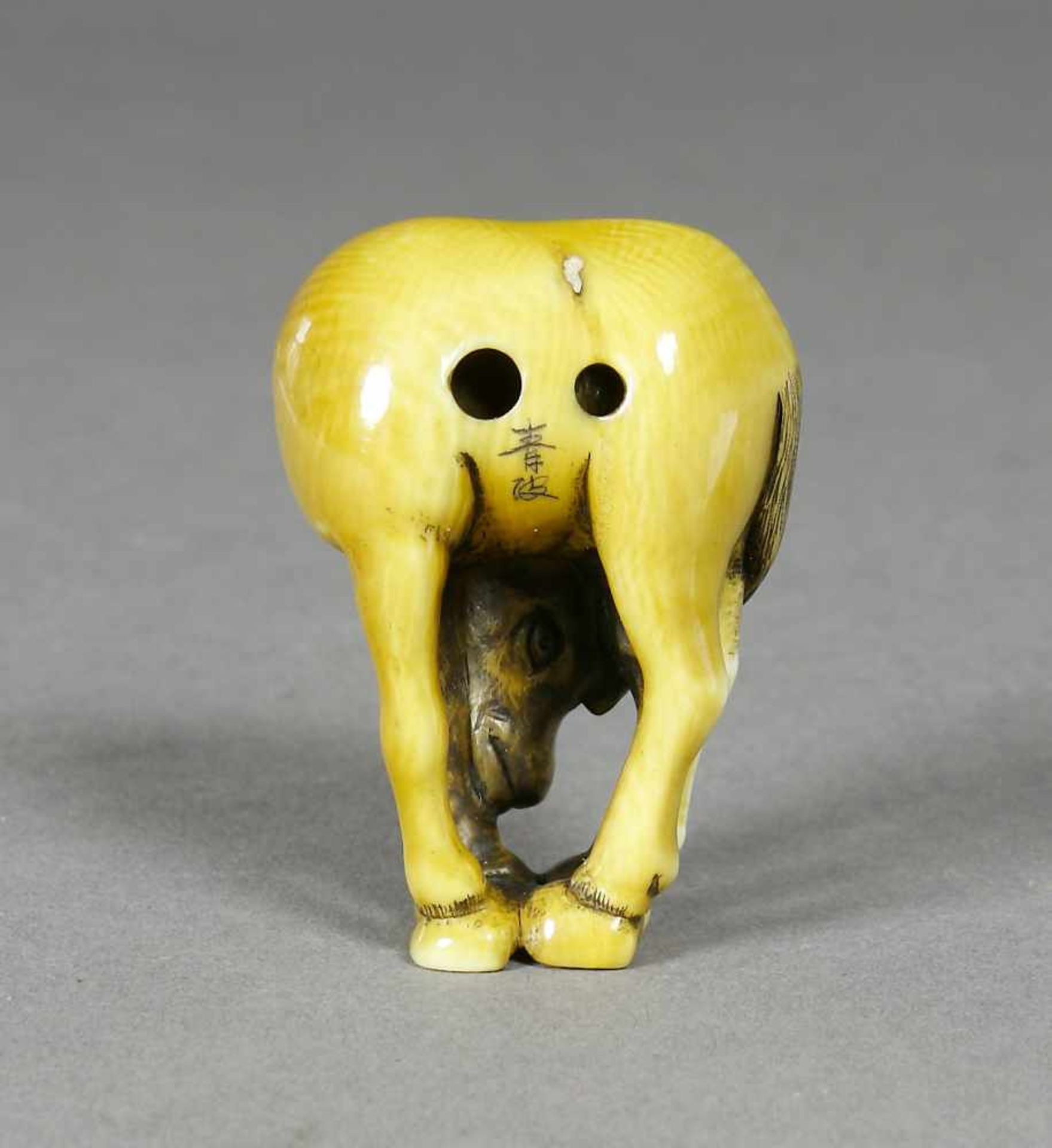 Japan, Netsuke, Elfenbein,Pferd, nach unten schauend. Signiert Sei-ha oder ähnlich. H.: 4 cm. - Bild 2 aus 2