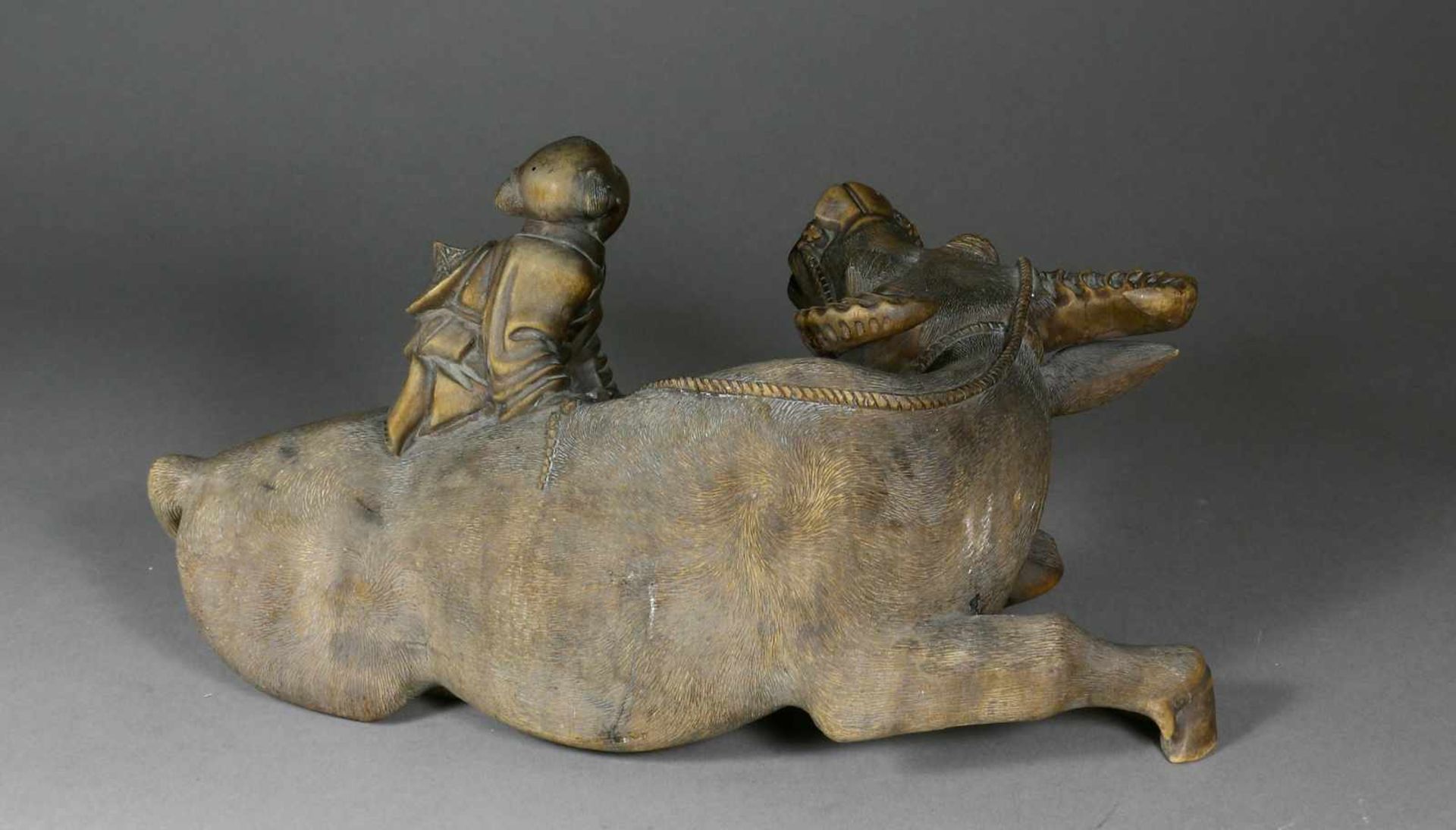 China, Figur, Holz Junge auf Wasserbüffel. H 17 x B 33 x T 19 cm.
