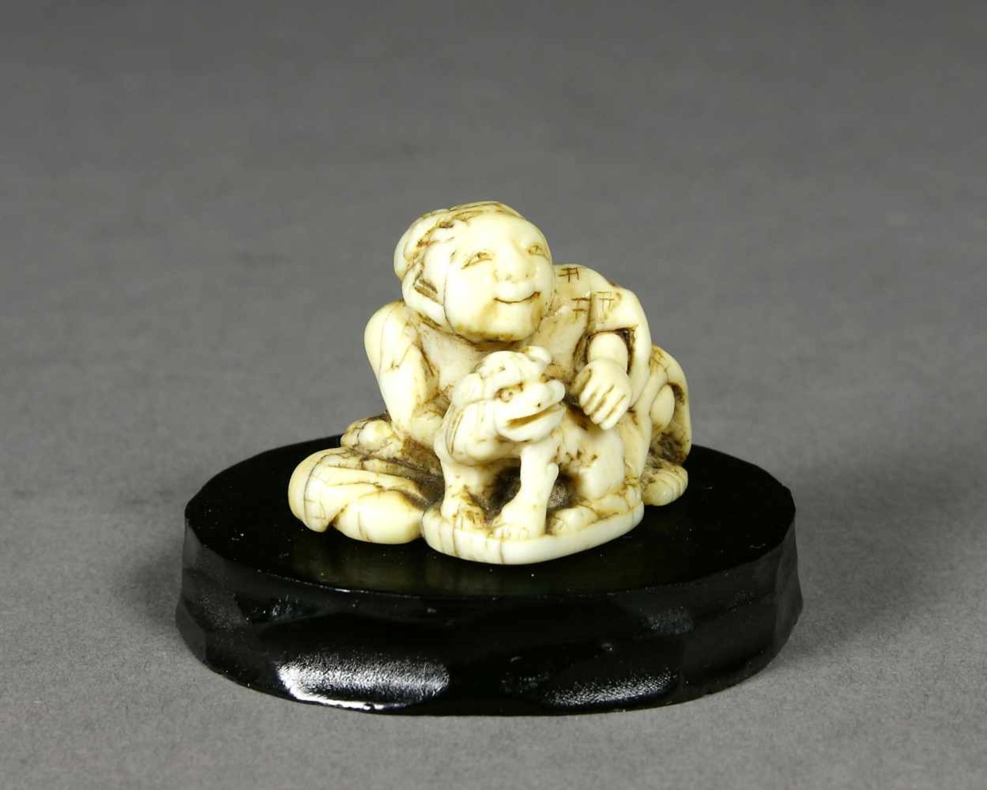 Japan, Netsuke, Elfenbein, MeijiJunge mit Hund. H.: 2,4 cm. - Bild 2 aus 2