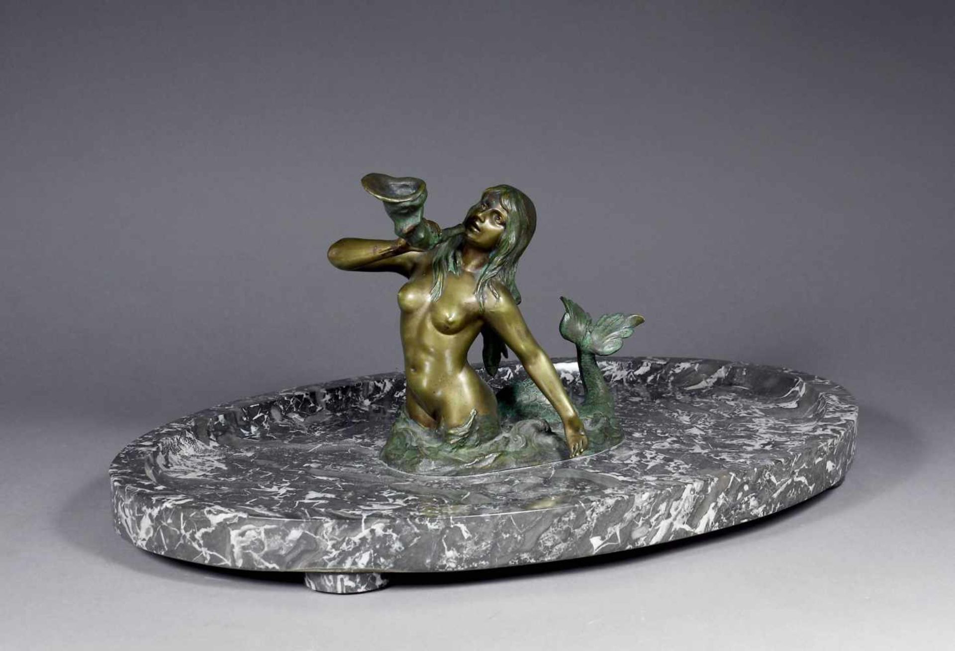Lange, Richard W. (1879 Deutschland - 1944)Wassernymphe mit Horn. Bronzefigur mit naturalistisch