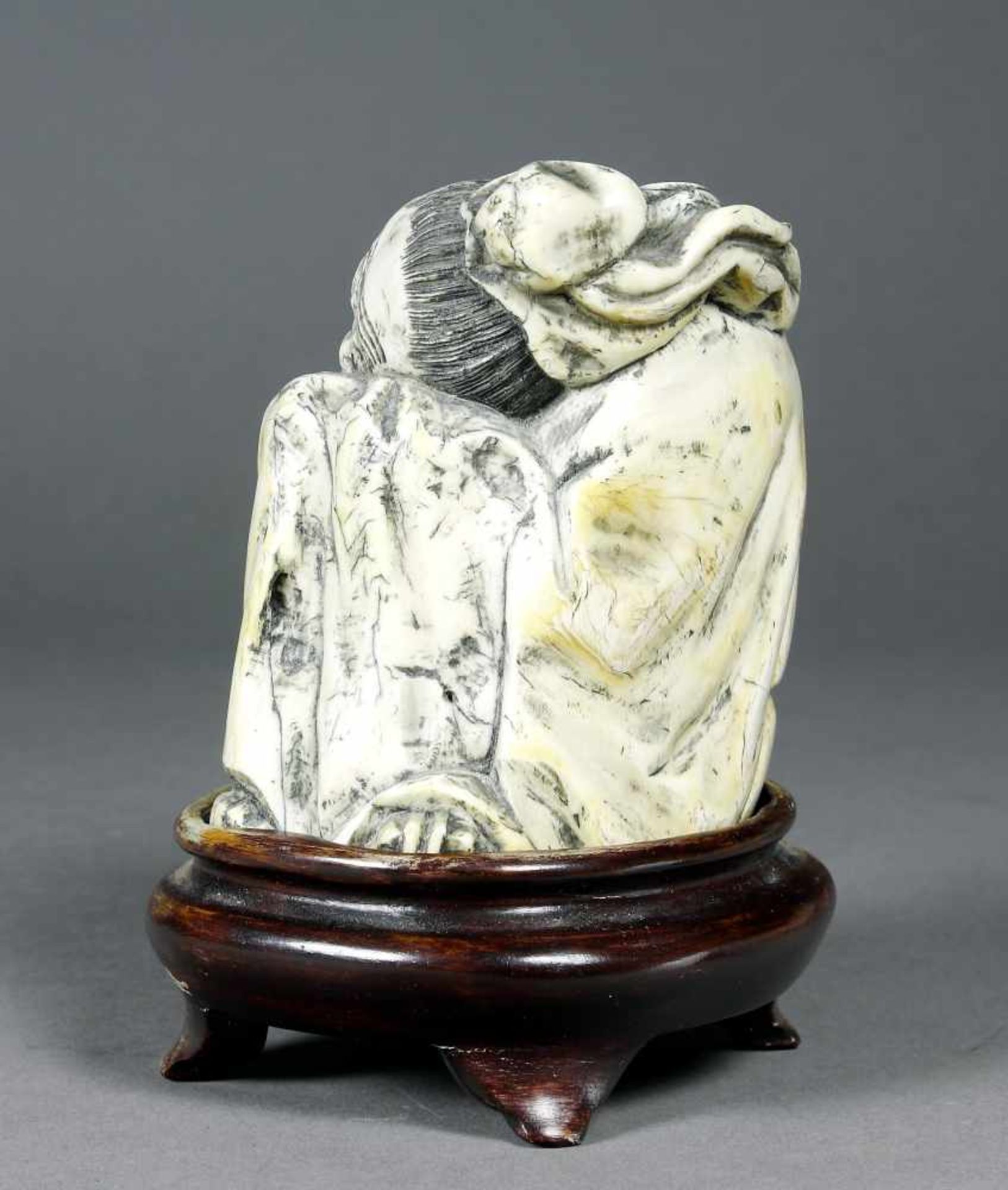China, Figur, Elfenbein, QingSchlafender Li Tai Pe (?), auf Holzsockel. H 10 cm, B 9 cm. Im Boden - Image 2 of 4