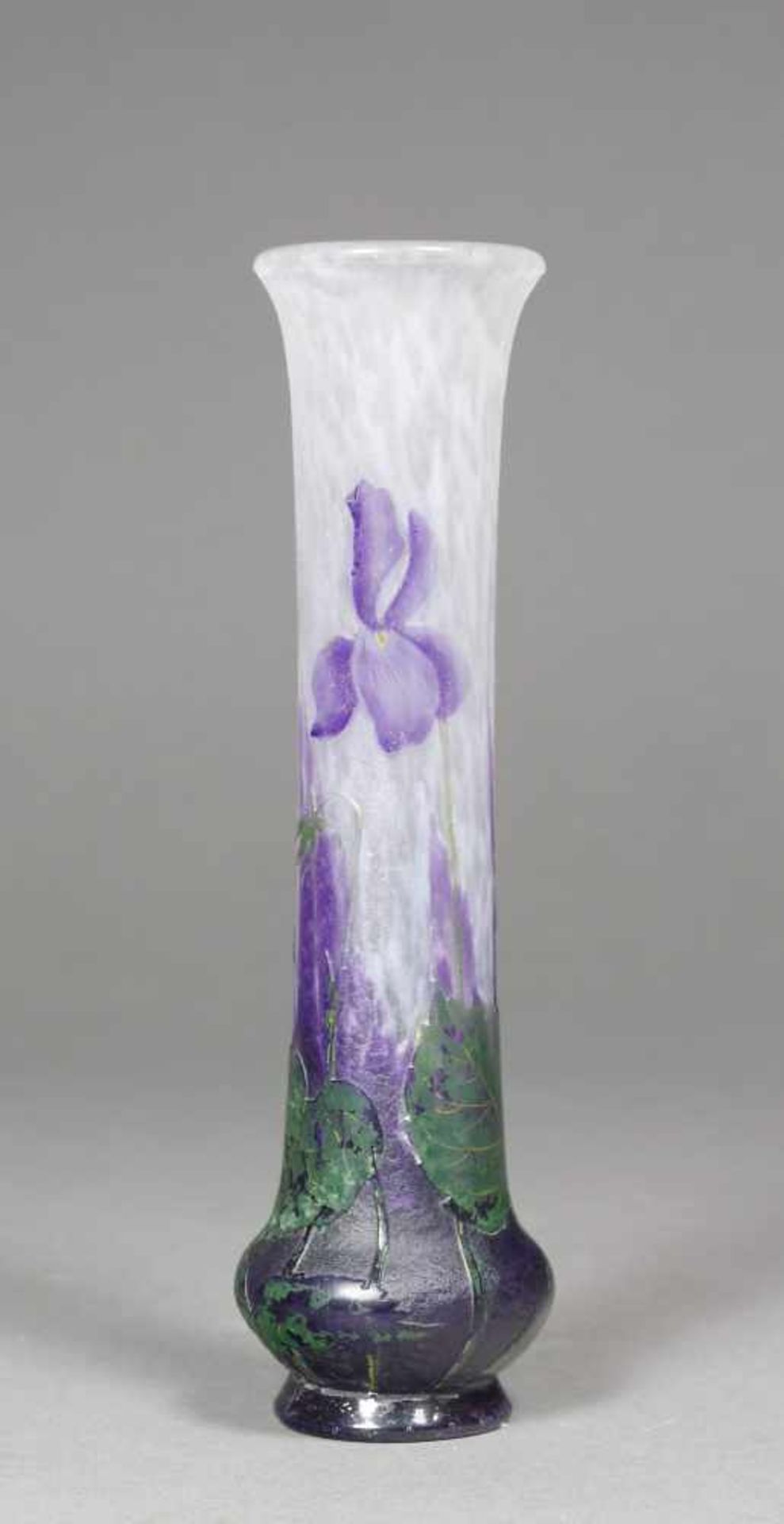 Vase, Daum Frères, Nancy, Frankreich, 1893 - 95Milchweißes fleckiges Glas, Violett, Grün und Blau