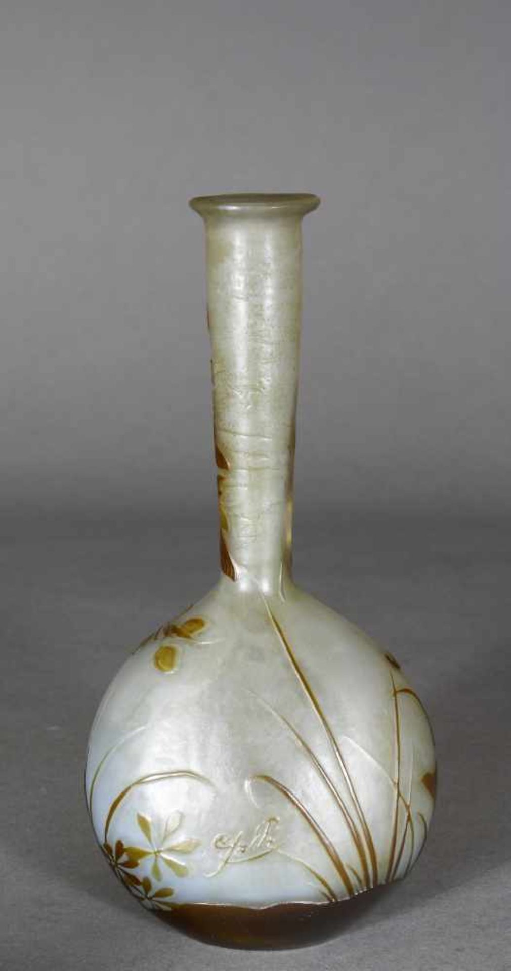 Vase, Emile Gallé, Nancy, Frankreich, um 1900Balusterstand mit langem, trichterförmigem Hals. - Bild 2 aus 2