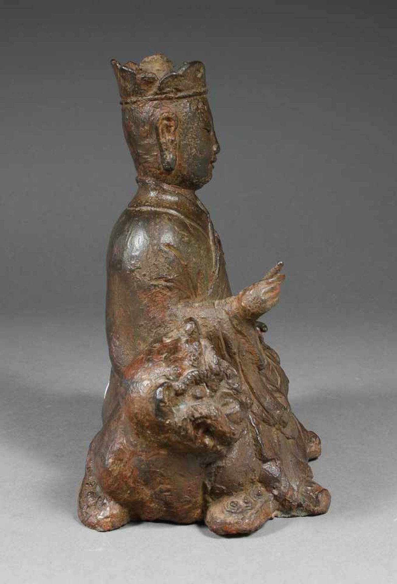 Figur, Bronze, Qing oder älter Sitzender Buddha mit Löwe, H.: 20,5 cm. - Bild 3 aus 5