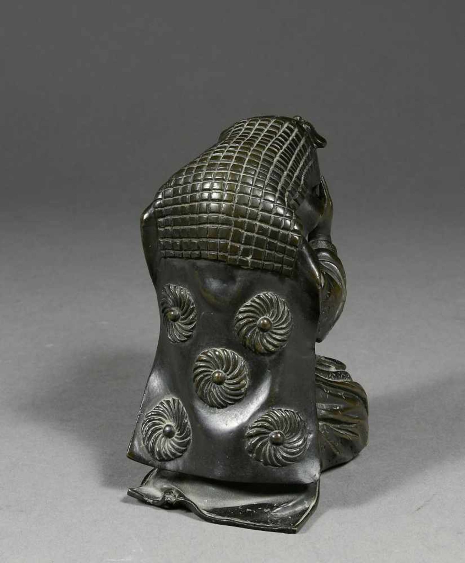 Japan, Figur, Bronze, Mann mit Drachenkostüm, 19. Jh.Maul des Drachen beweglich. H.: ca. 11 cm. - Bild 2 aus 2