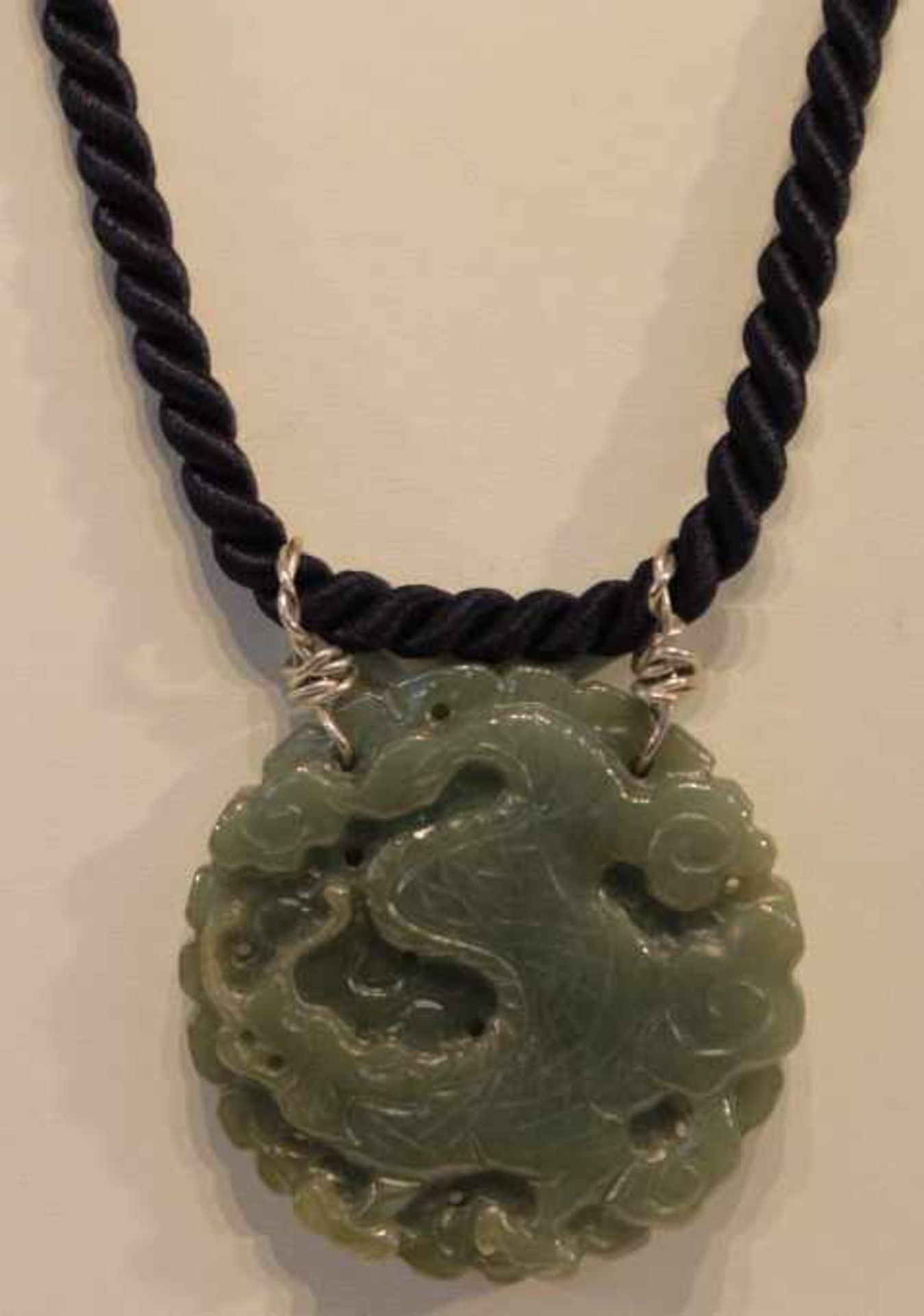 CollierBlaue Kordel Verschluß SilberAnhänger Wohl Jade?mit geprägten Drachen und ObstDm:5,5x5,5cmL: - Bild 2 aus 2