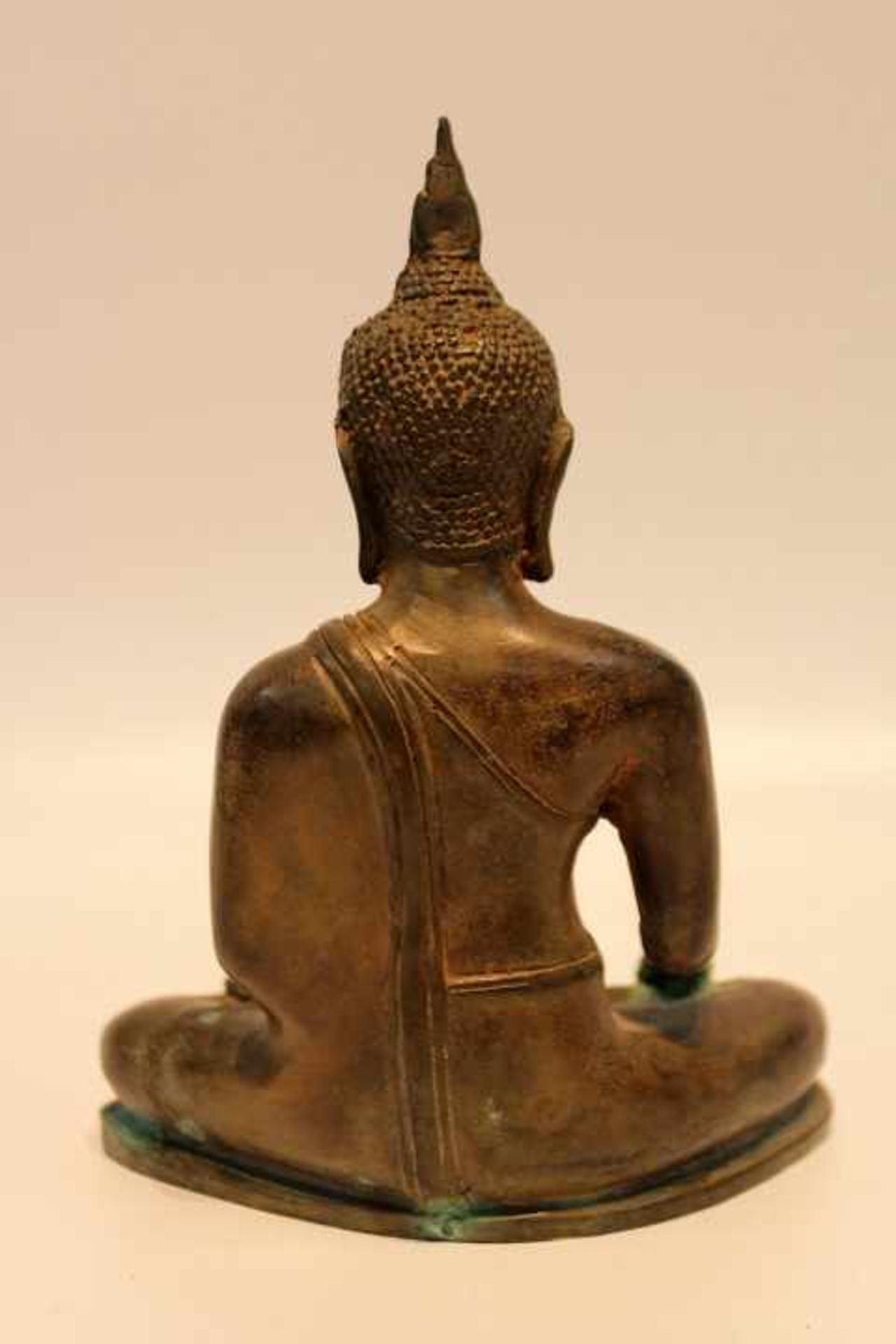 Buddha im LotussitzShakyamuni NepalMetall gefüllt Schöne Patinawohl 20.Jhdt.Höhe:16cm - Bild 2 aus 2