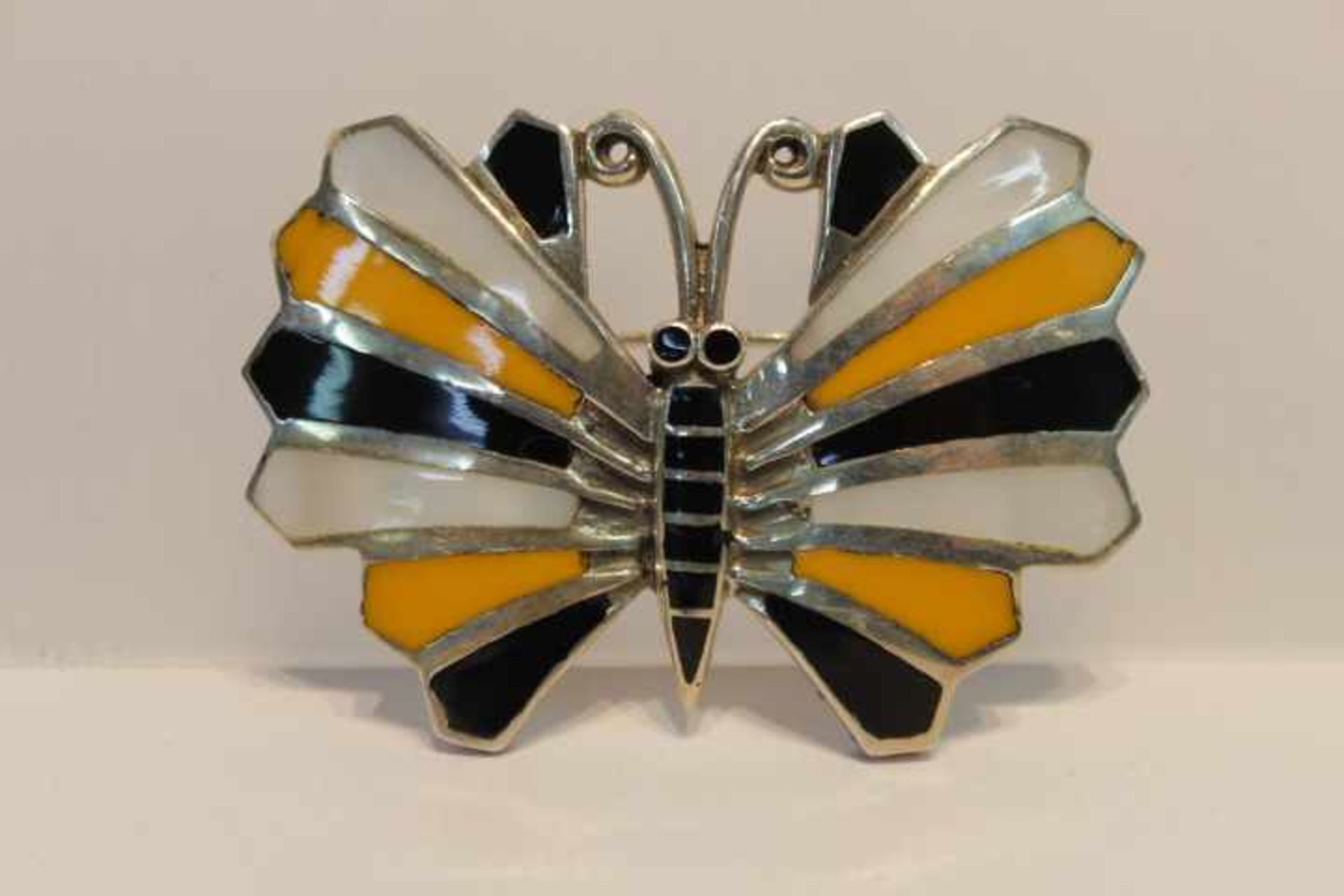 Silber BroscheSchmetterlingFarbig in ,Schwarz, Gelb und Weiß abgesetzt.Maße: 6x4cmSilber Säure