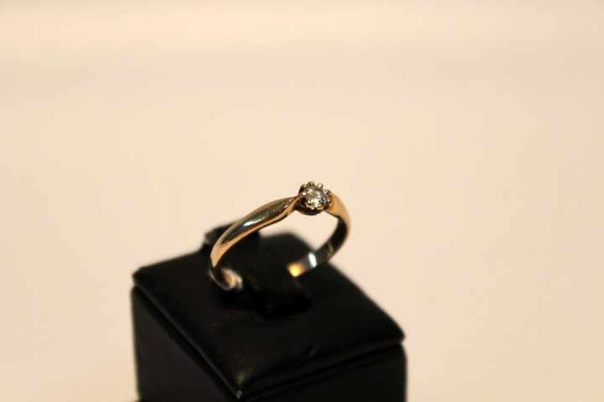 585/14kt Ring Gelbgoldmit Brillant 0,10ctRW 16mmGewicht 1,78gr.getragen-gebraucht - Bild 2 aus 2