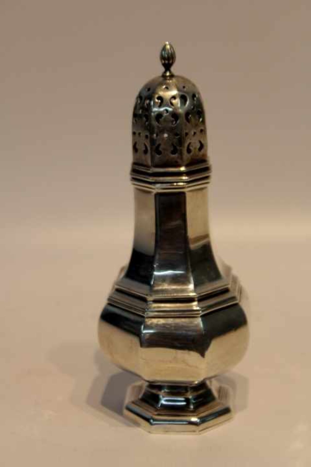 Silber GewürzstreuerPunzen:Löwe,Katzenkopf,A.H:17cm124gr.