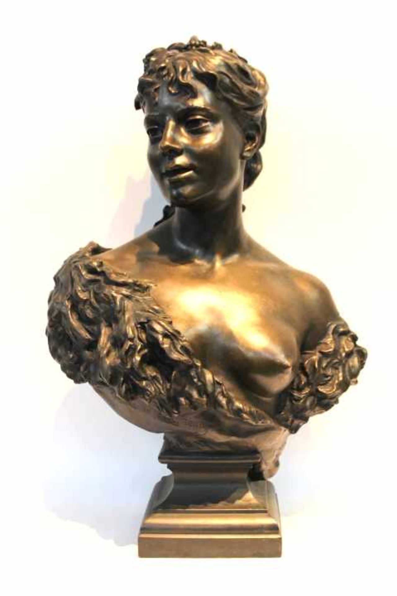 Jugendstil Bronze Büstebarbusige junge Frauauf getrepptem SockelBez.Jeanne de MontegutHöhe:66cm