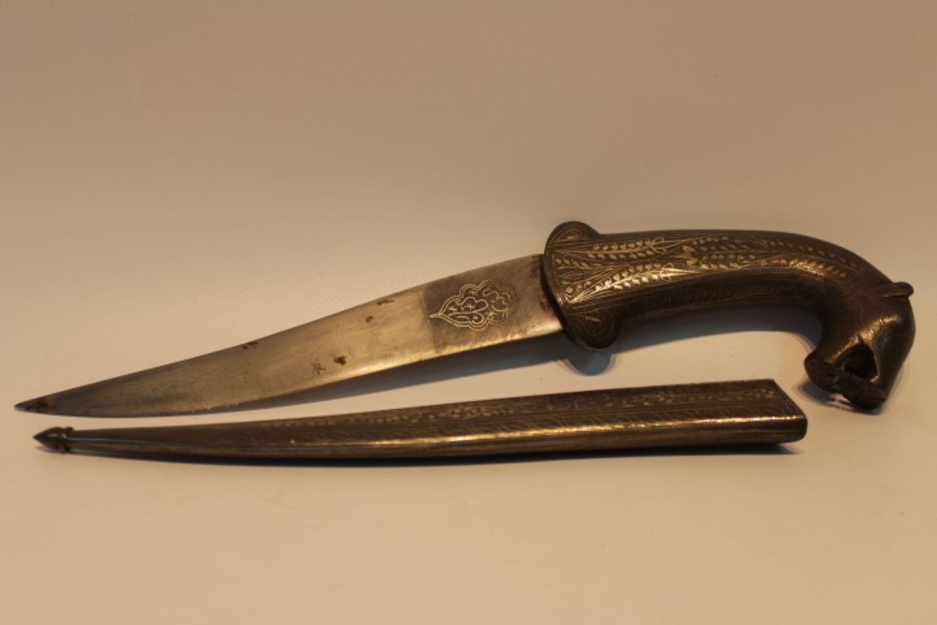 Osmanischer DolchKlinge Damast Stahl mit GravurScheide mit MusterLänge 31cmGriff in Form einer