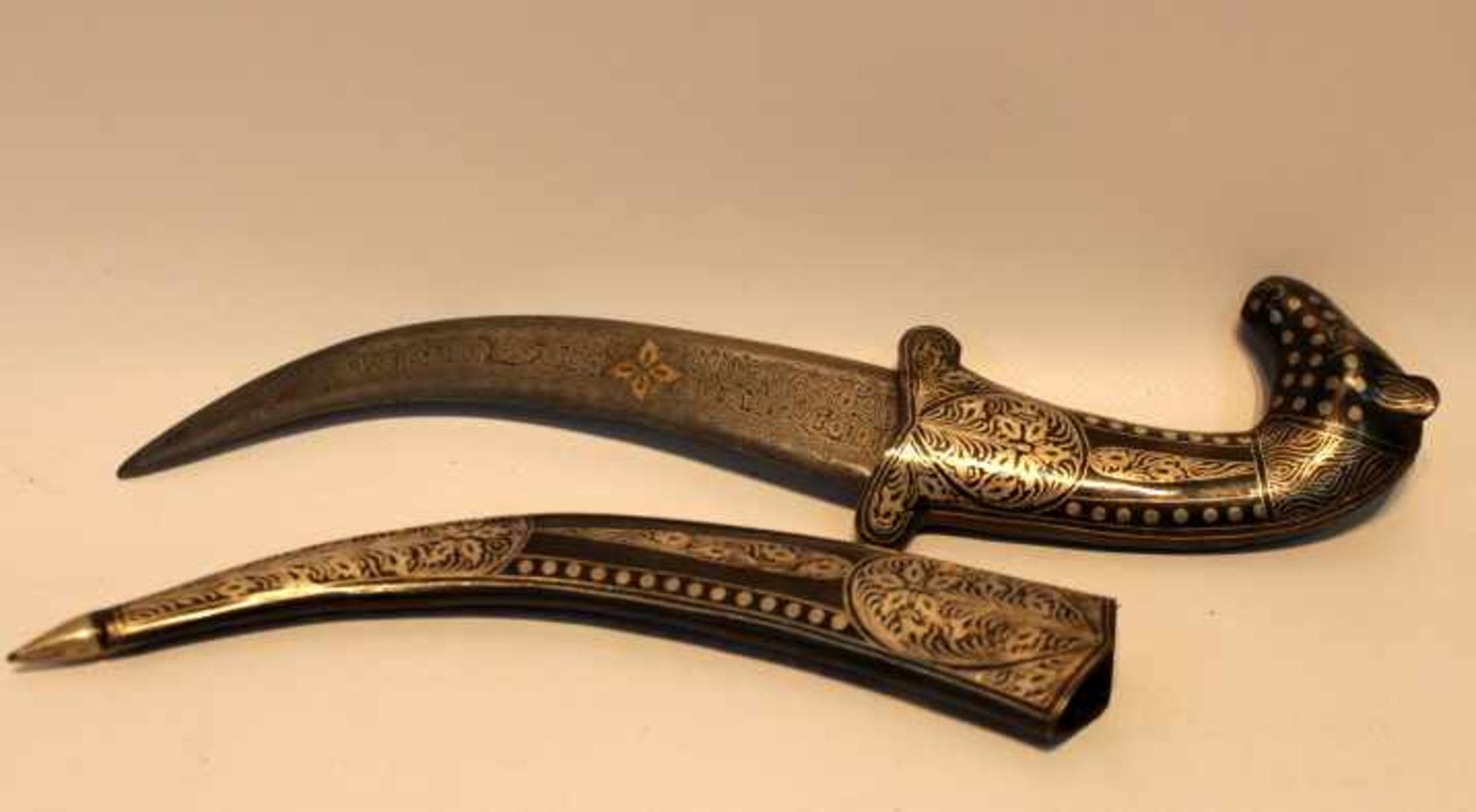 Osmanischer DolchGriff mit PferdekopfReiche verzierungenKlinge/Damast mit GravurLänge 31cm wohl 20.
