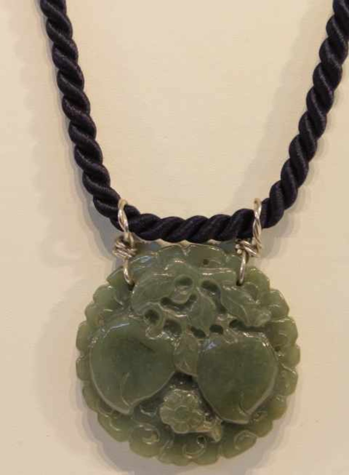 CollierBlaue Kordel Verschluß SilberAnhänger Wohl Jade?mit geprägten Drachen und ObstDm:5,5x5,5cmL: