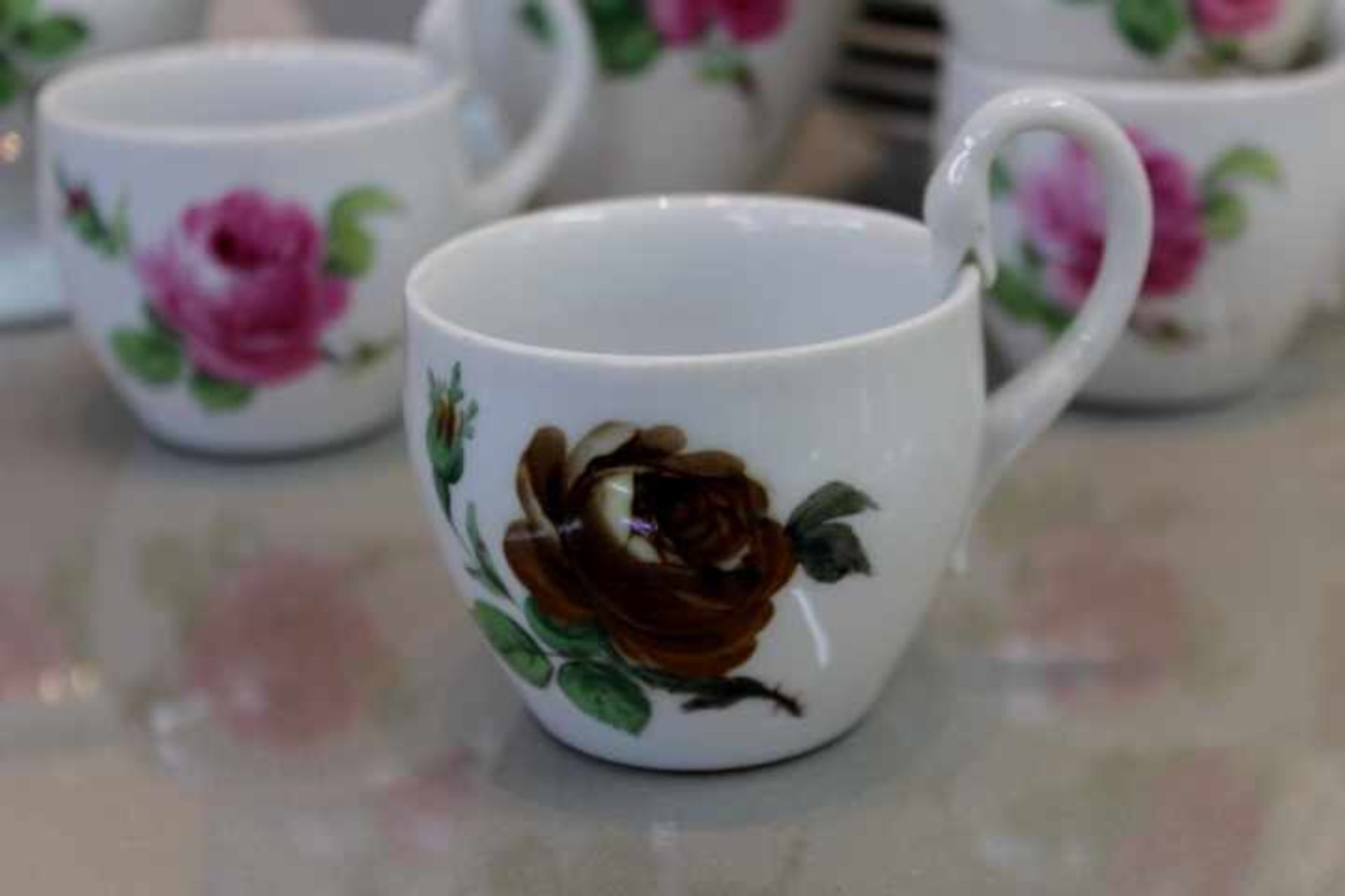 Meissen SchwertermarkeKnaufschwerter 1810-1860Kaffeeservice für 6 PersonenDekor Rote Rose , - Image 2 of 2