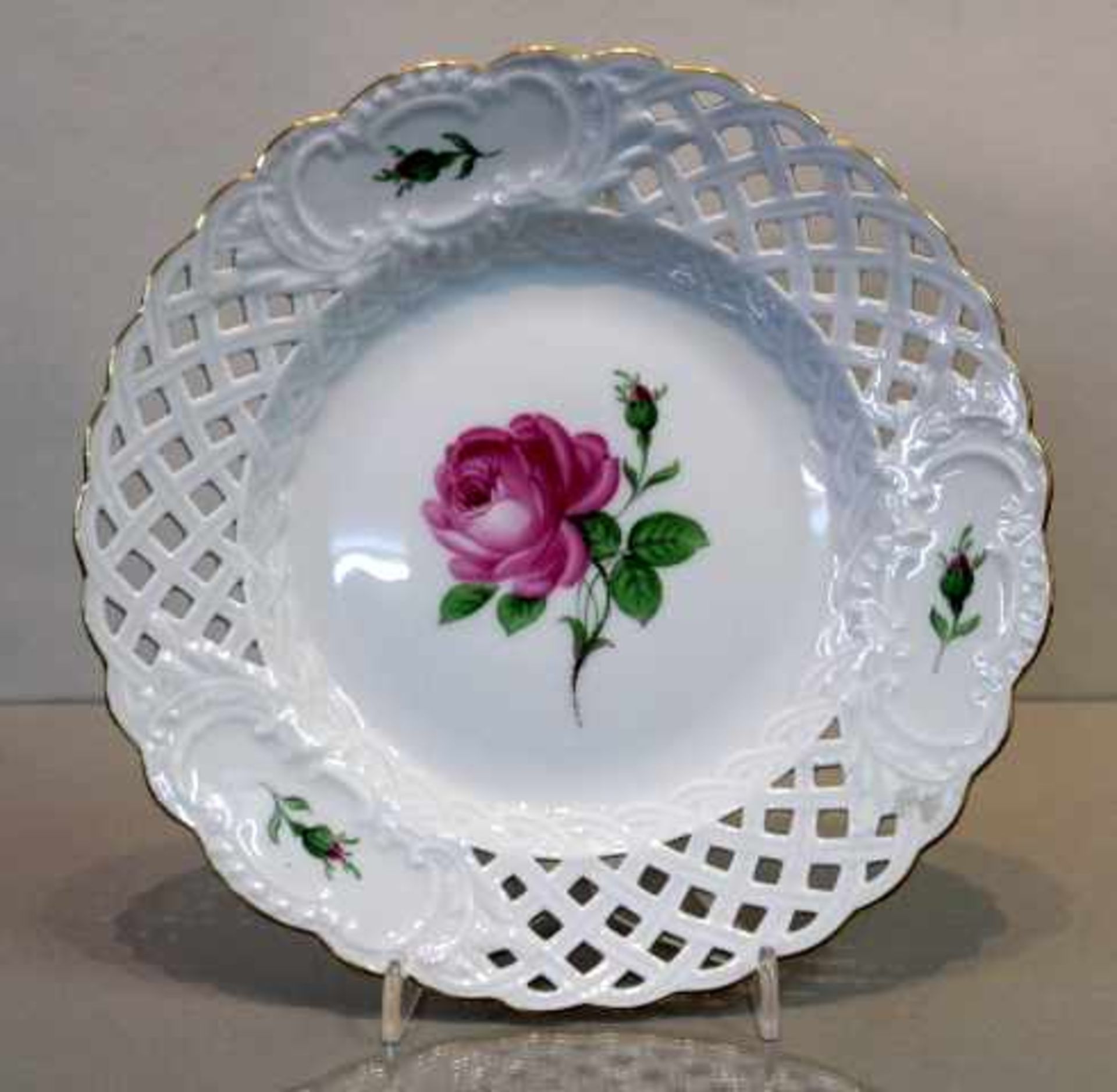 Meissen SchwertermarkeDurchbruchteller mit Goldrandund Rote Rose2.WahlDm:21,5cm- - -20.00 % buyer'