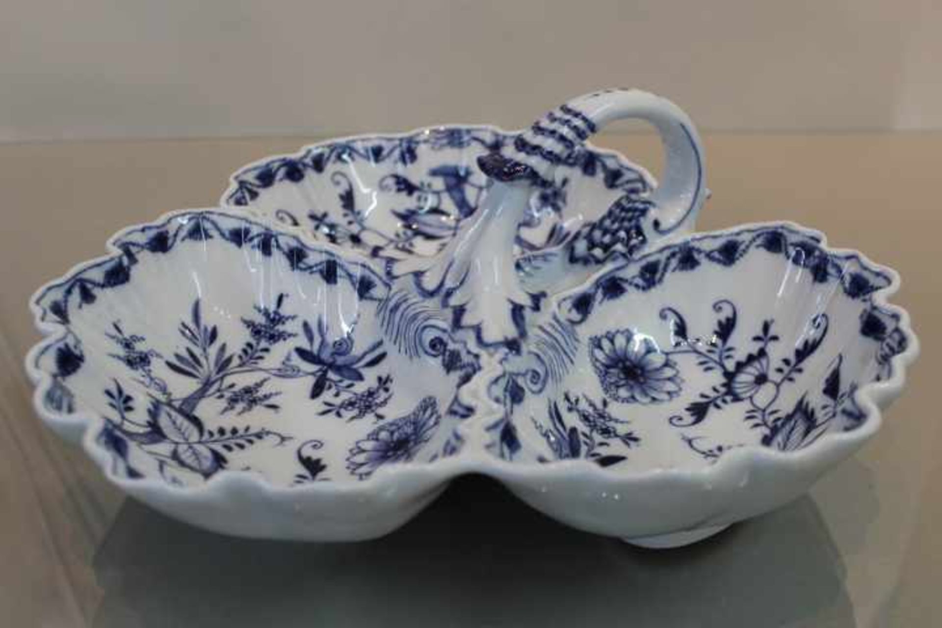 Meissen Schwertermarke3 Teile ZwiebelmusterAnbieteschale mit Henkelhat Brandriss2 x - Image 2 of 2