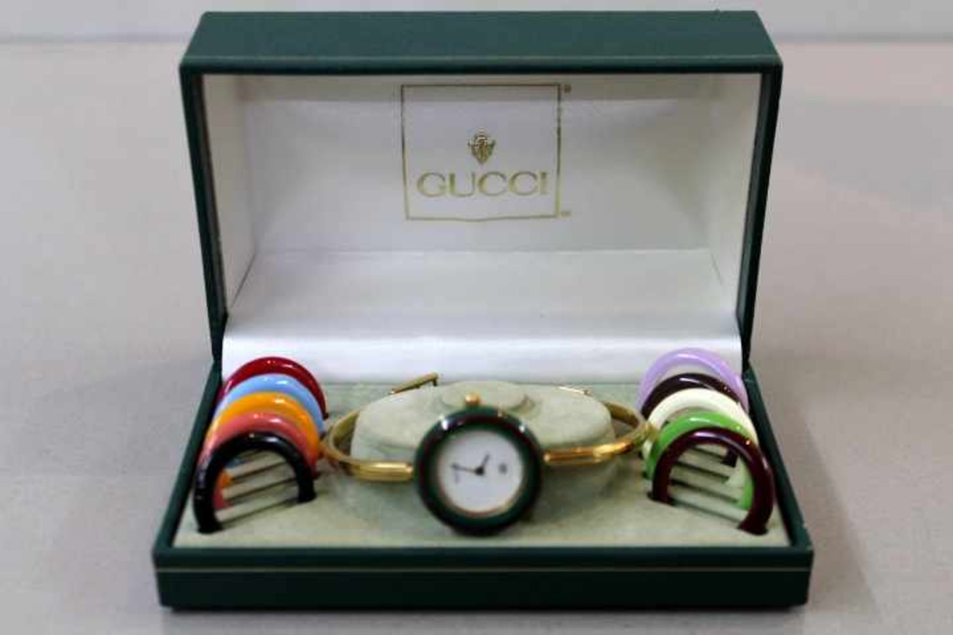 Gucci Damenuhrmit austauschbarer Lünette11 StückAuf dem Verschluss Gucci Logovergoldet --