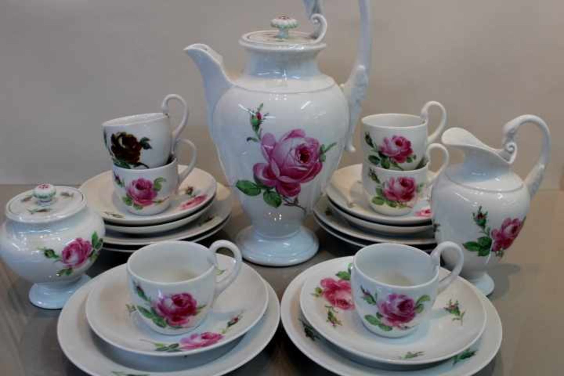 Meissen SchwertermarkeKnaufschwerter 1810-1860Kaffeeservice für 6 PersonenDekor Rote Rose ,