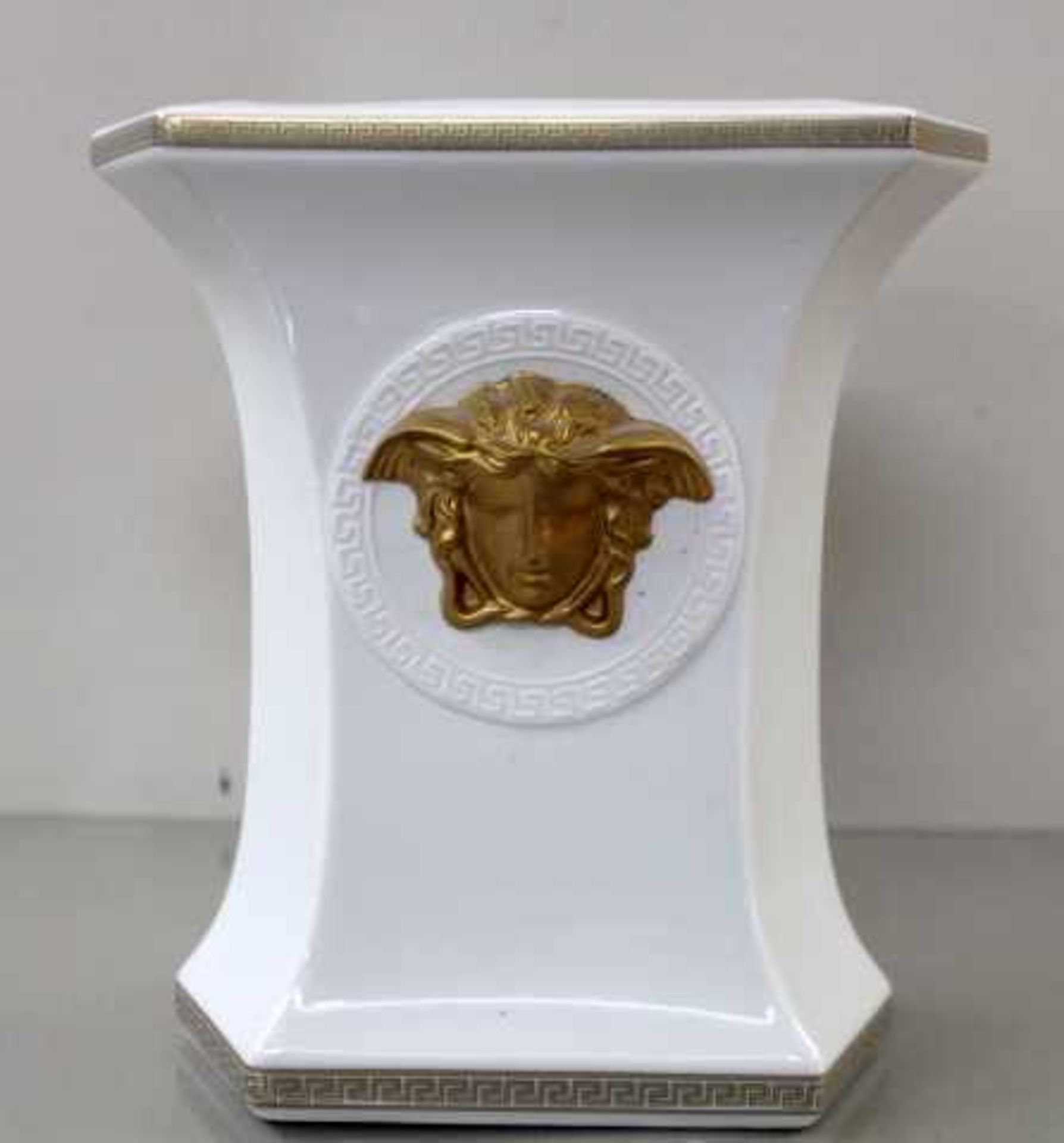 RosenthalVersace Vase Prägenr.4095/18unbestossenHöhe 19cm- - -20.00 % buyer's premium on the