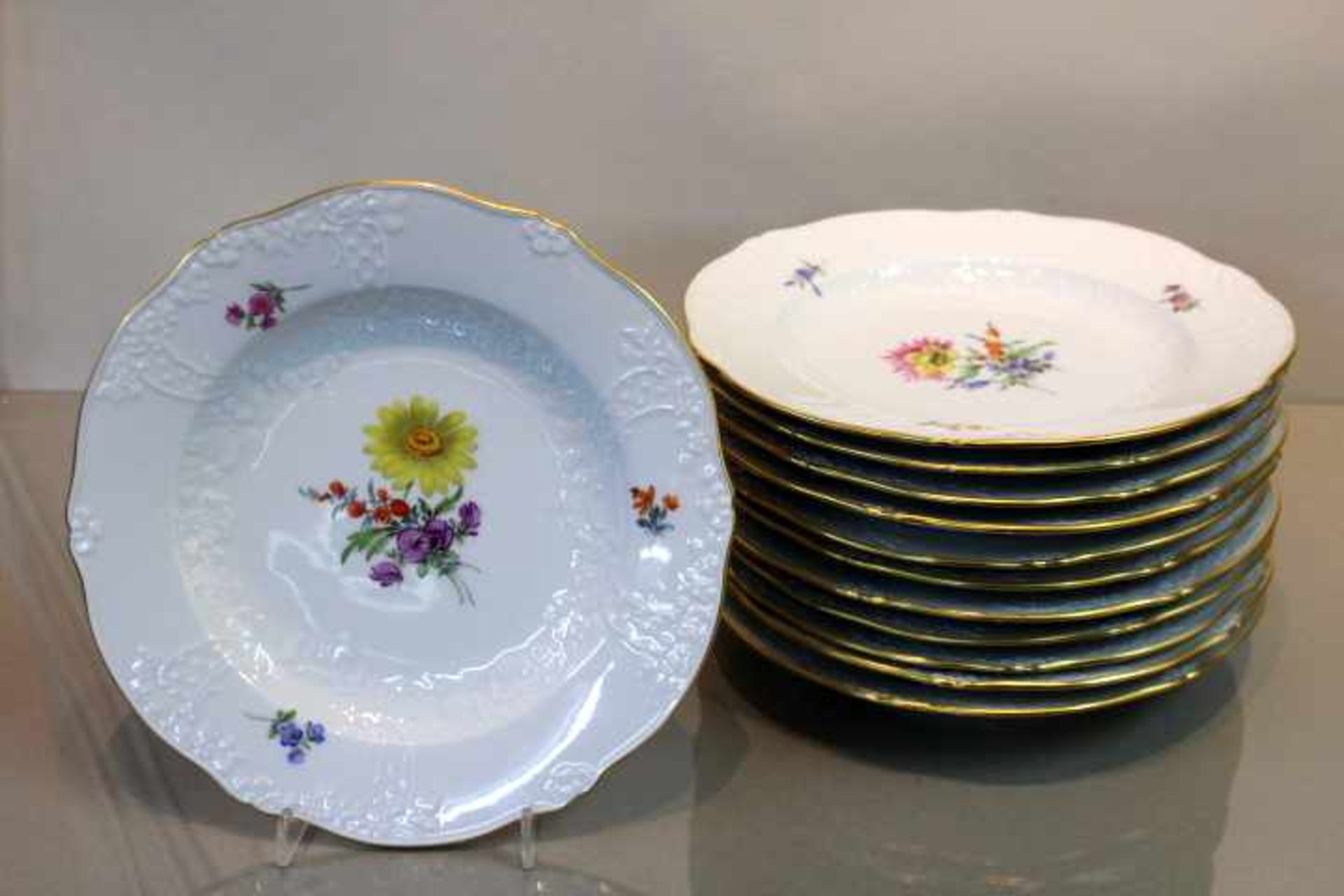 Meissen Schwertermarke12 Relieftellermit Blumendekor und Goldrand2.WahlDm.21,5cm- - -20.00 % buyer's