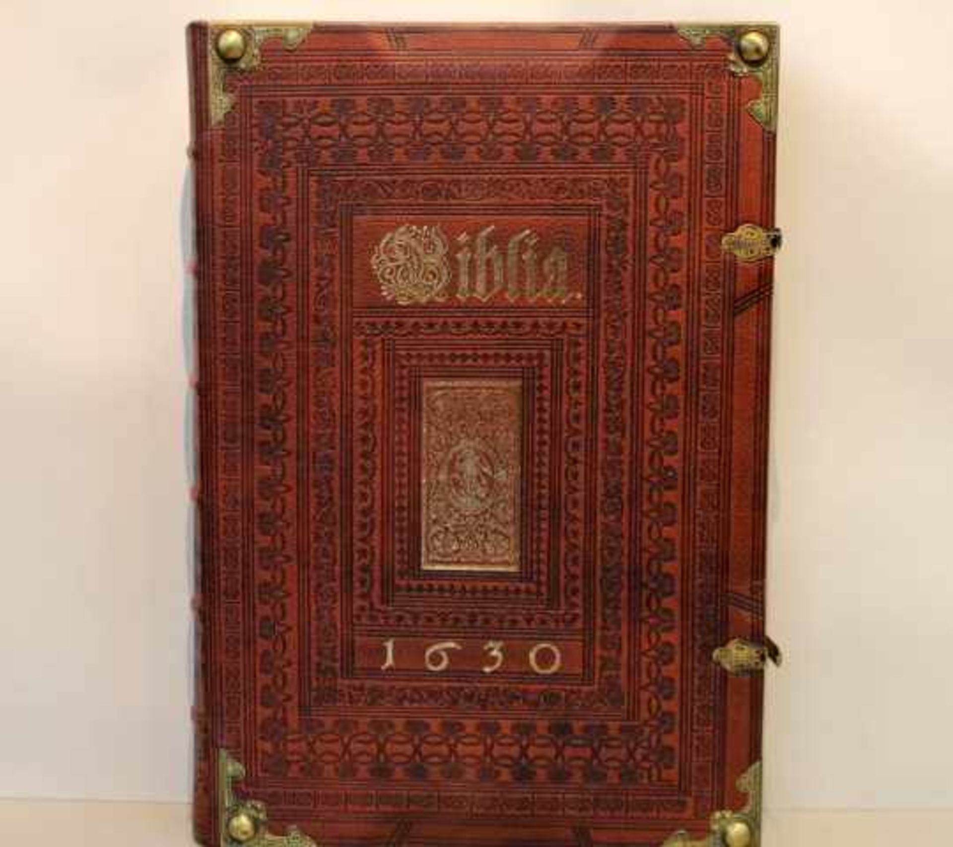 Biblia > 1630 «br />Faksimile Prachtausgabe mit zahlreichenfarbigen AbbildungenGoldschnitt , Einband