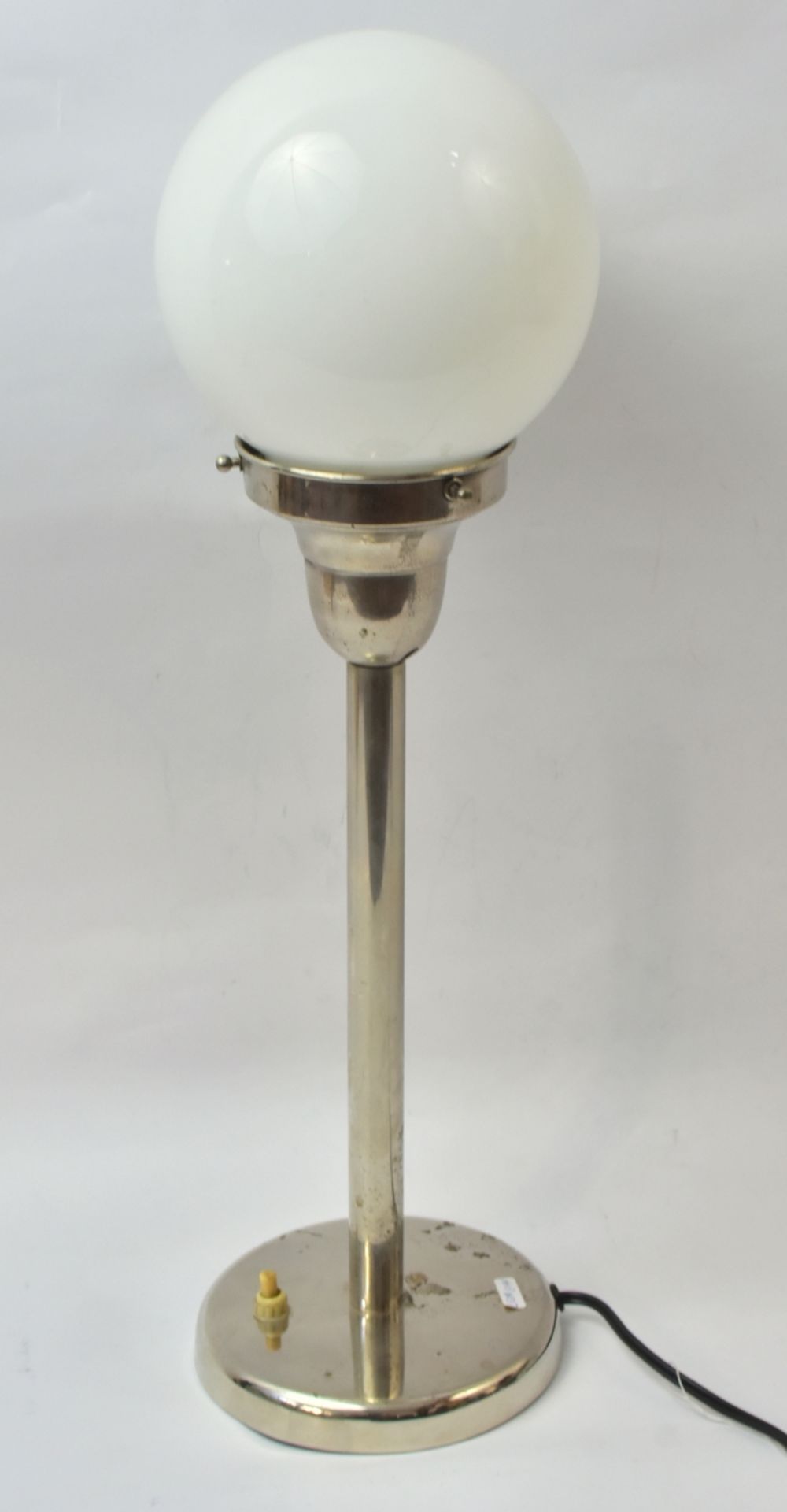 Bauhaus Kugeltischlampe, um1920, Stabtischleuchte mit vernickeltem Stand, Opalglas-Kugelschirm,