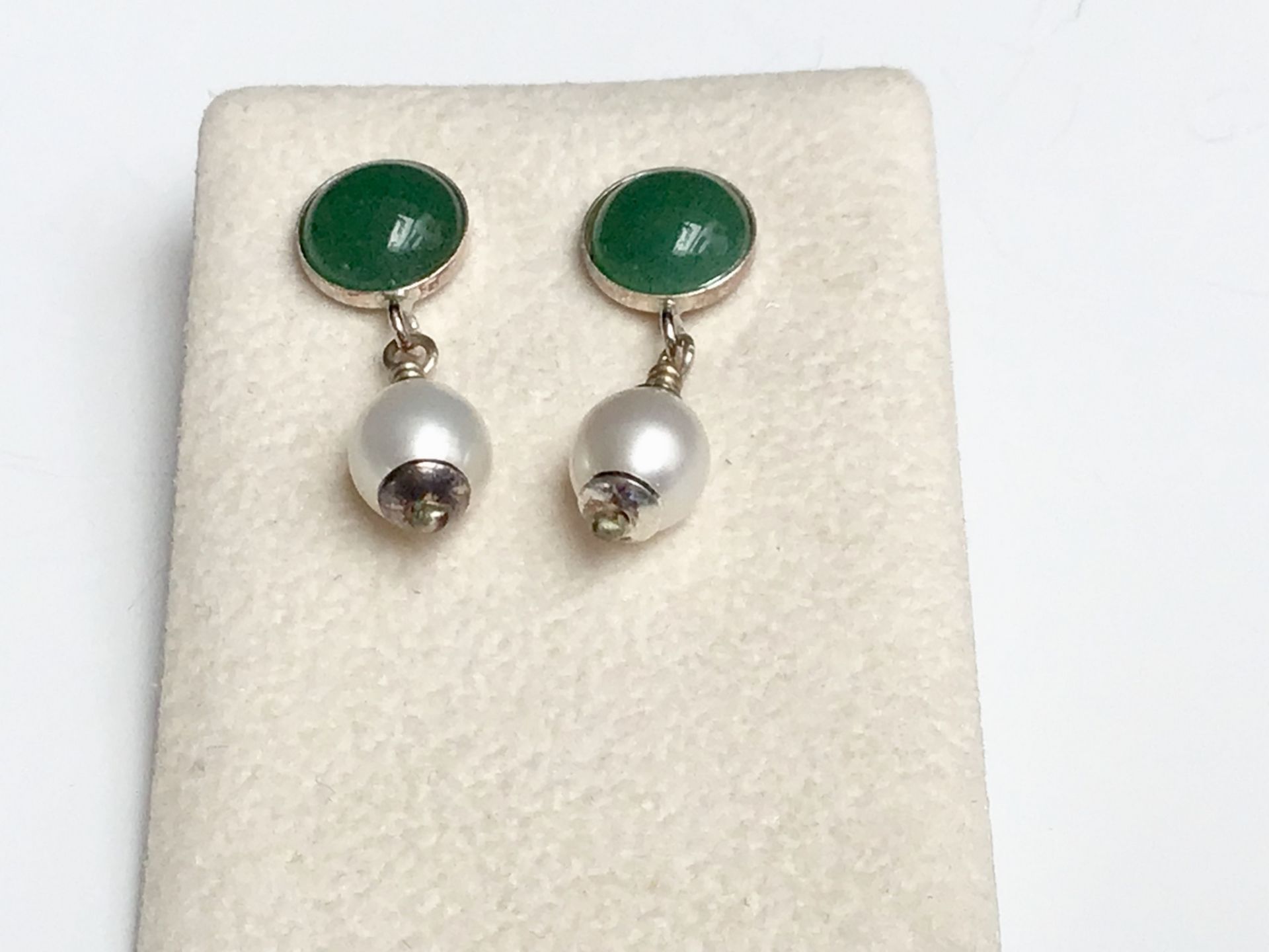 Jade-Perl-Ohrringe, Silber 925, Jadecabochons D 8 mm, beweglich abgehängte Zuchtperlen D 6,6 mm, L