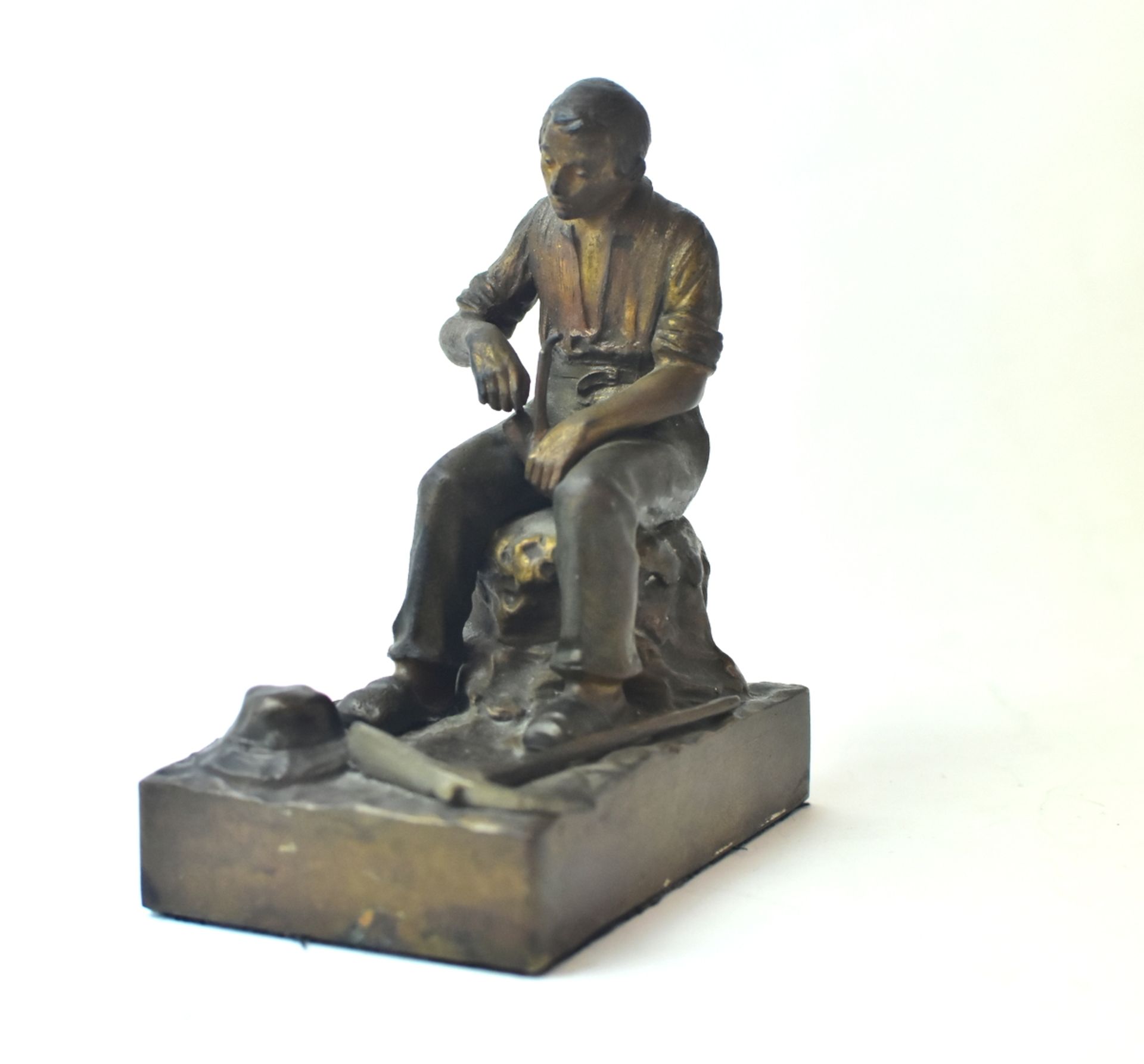 Sitzender Bauer bei der Rast mit Pfeife, Bronzefigur in alter Farbfassung, gemarkt Zinober, H11,5cm