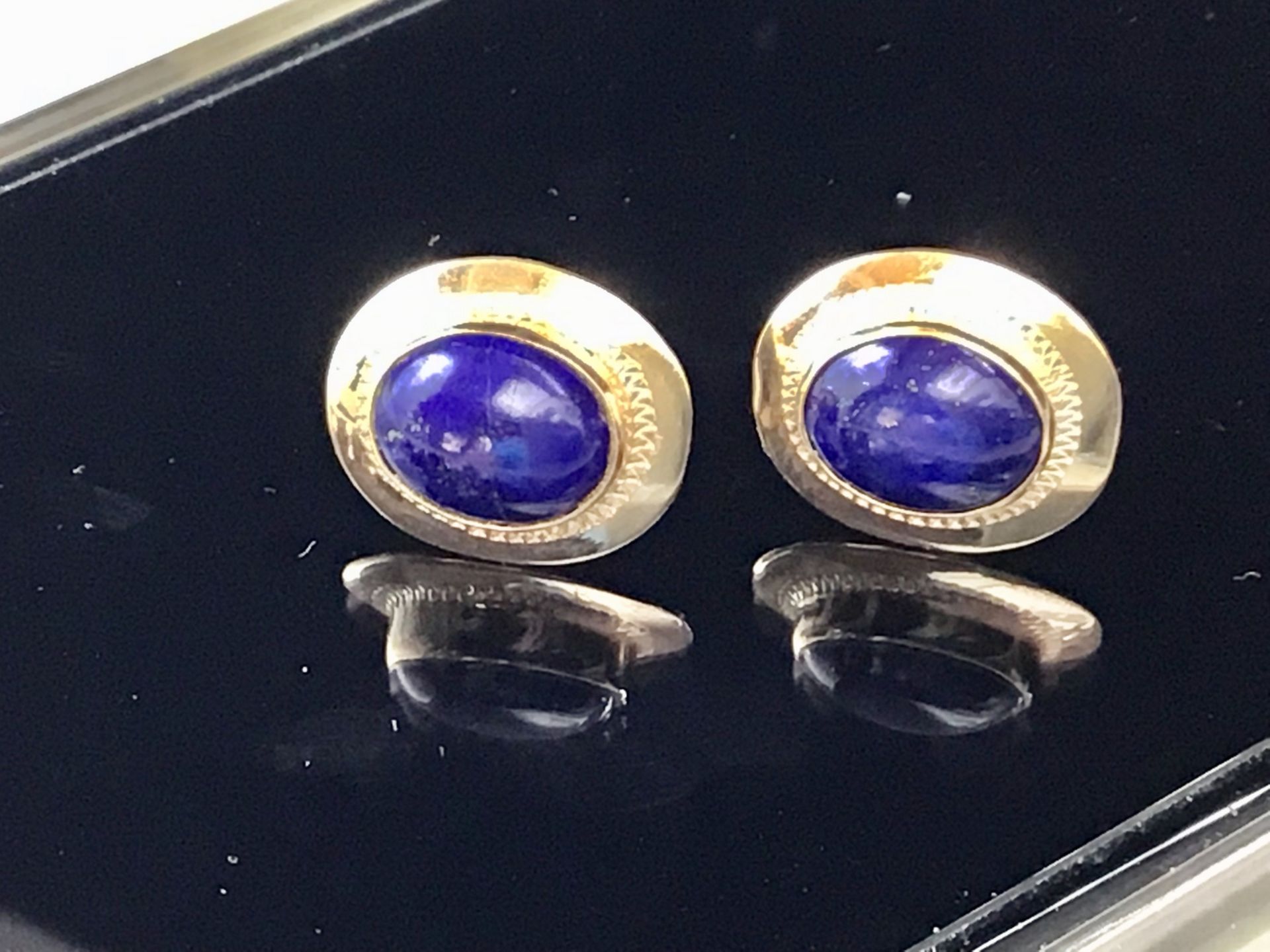 Lapislazuli-Ohrstecker, GG 585 punziert, polierter Lapislazulicabochon in Zargenfassung, 1,5 x 1,3