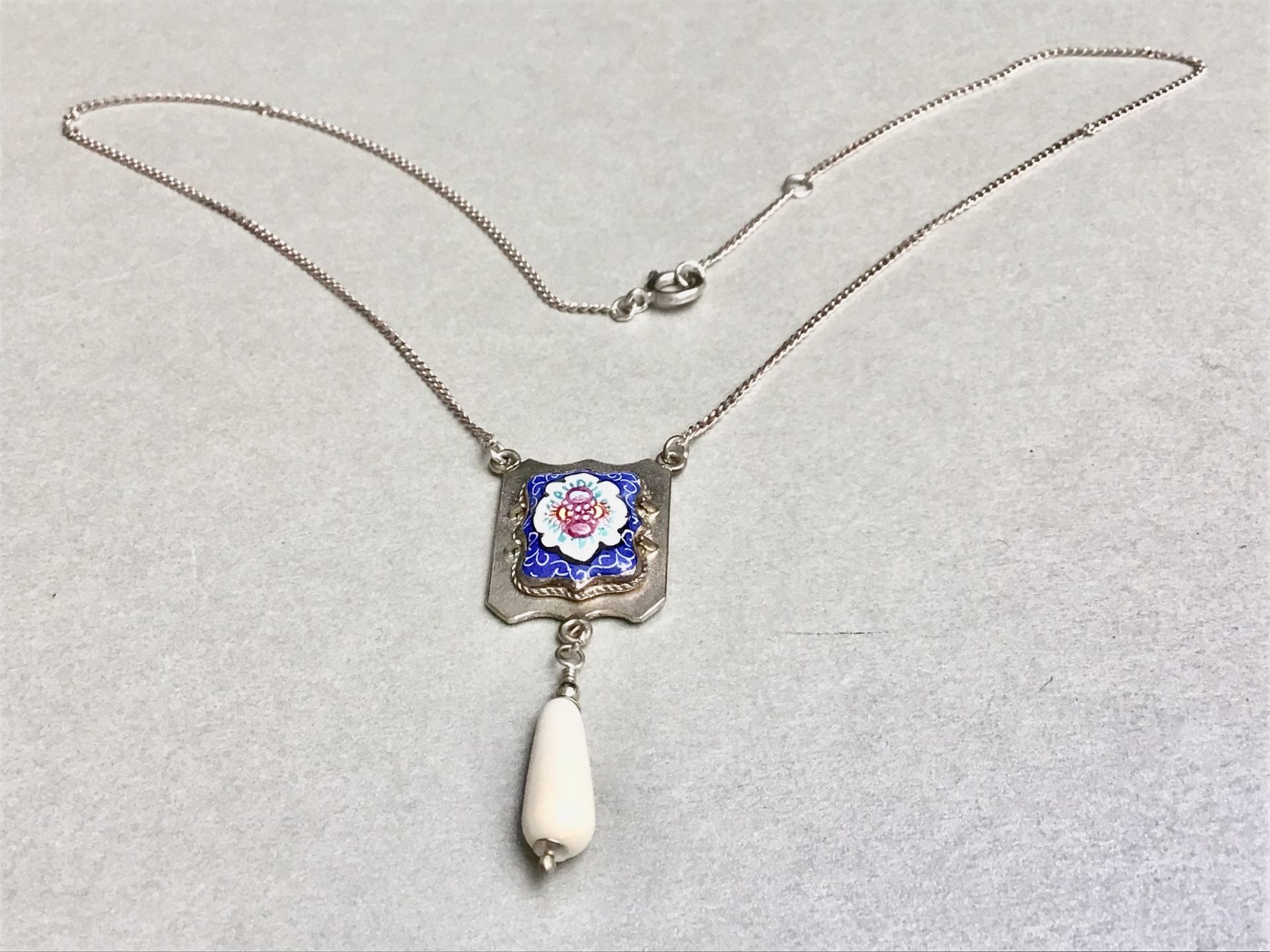 Emaille-Collier, Silber 800 Handarbeit punziert, polychrome Handmalerei auf emaillierter Platte,